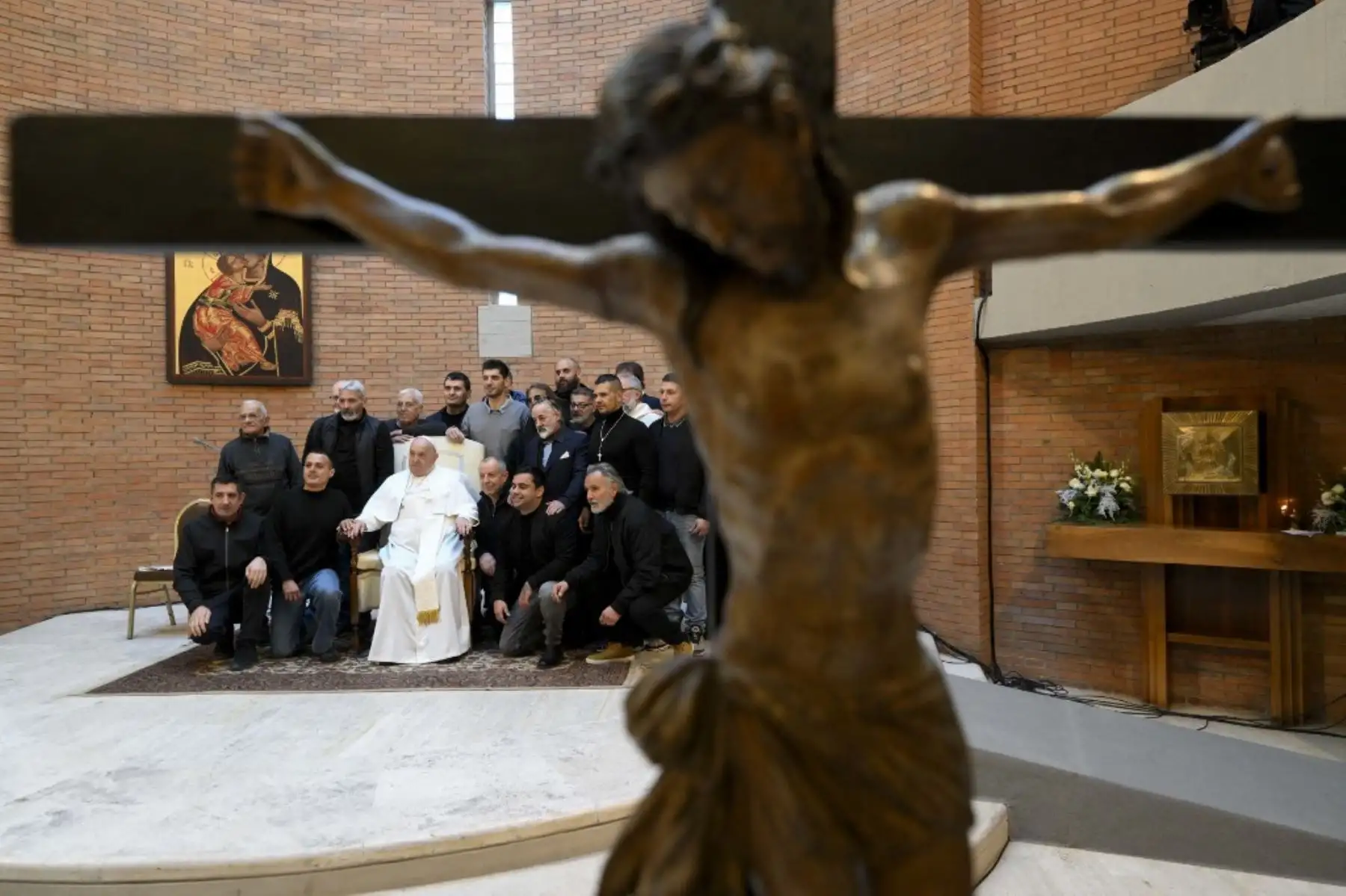 Según el papa, "la cuestión de la deuda está ligada a la de la paz y al mercado negro de armamentos". Foto: AFP