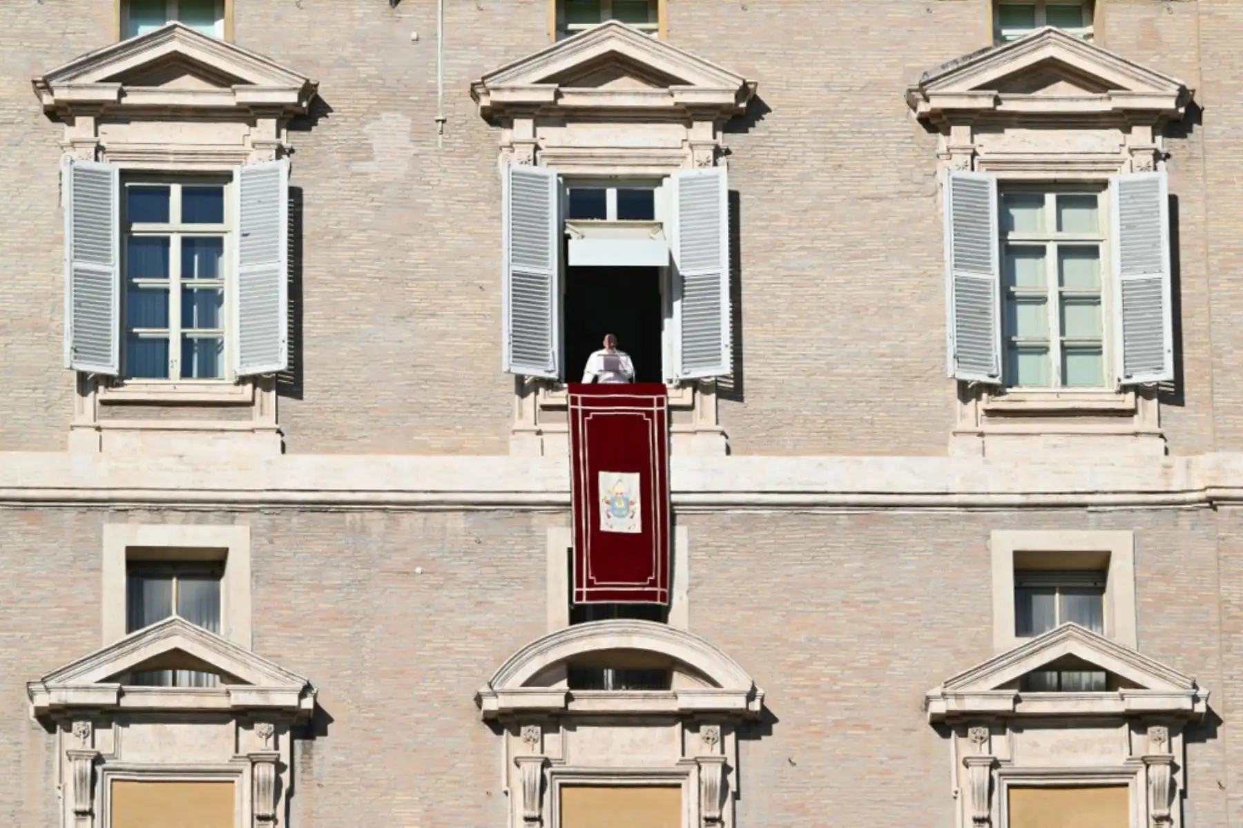 En un llamamiento tras el rezo del ángelus asomado a la ventana del palacio pontificio, Francisco explicó "que una de las acciones que caracterizan los Jubileos (como el que se celebra en 2025) es que se propicia el perdón de las deudas". Foto: AFP
