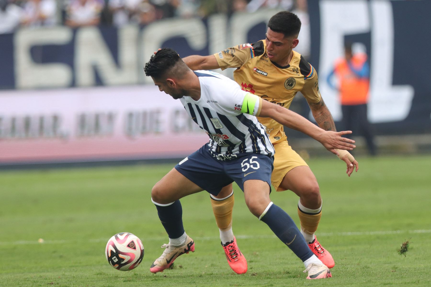 El ser incluido de manera tardía al plantel de jugadores -la gerencia deportiva no lo quería en un inicio a pesar de tener contrato- Carlos Zambrano supo silenciar las críticas con sus actuaciones partido a partido. Foto.ANDINA