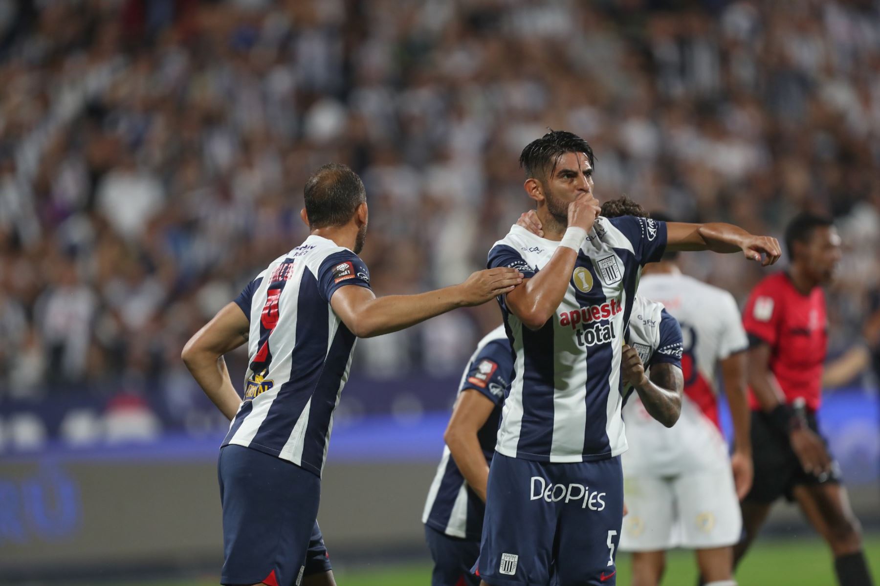 Como se sabe, Carlos Zambrano renovó contrato y no se moverá de Alianza Lima hasta la culminación del próximo año. Foto.ANDINA