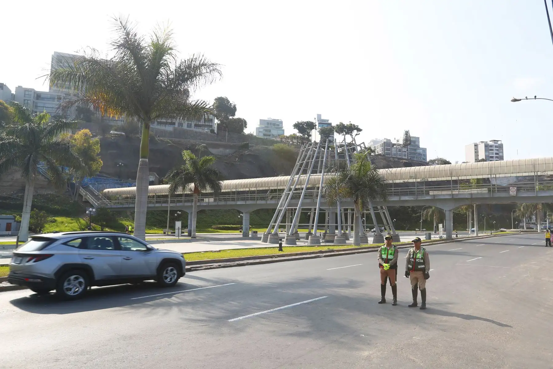Durante el desarrollo del Plan Verano Costa Verde 2025, desde el 1 de enero al 31 de marzo, se contará con el apoyo de efectivos de la Policía Nacional del Perú, personal de la ATU e inspectores de las municipalidades de Miraflores, Barranco y Chorrillos. Foto: ANDINA/Daniel Bracamonte