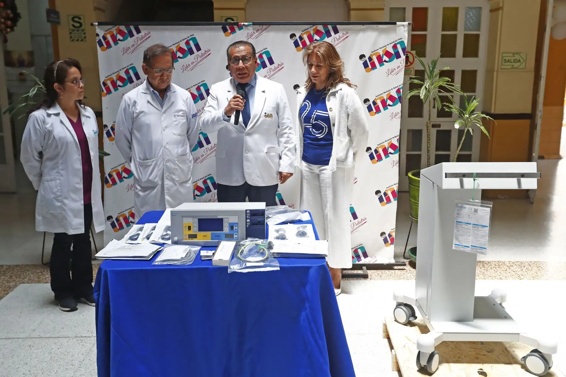 El director del Instituto Nacional de Salud del Niño (INSN) de Breña, Carlos Urbano, presidió la presentación del moderno electrobisturí valorizado en más de S/80 mil, que fue donado al Servicio de Cirugía Plástica y Quemados. Foto: ANDINA/Daniel Bracamonte