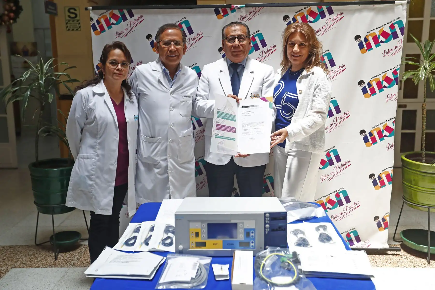 El director del Instituto Nacional de Salud del Niño (INSN) de Breña, Carlos Urbano, presidió la presentación del moderno electrobisturí valorizado en más de S/80 mil, que fue donado al Servicio de Cirugía Plástica y Quemados. Foto: ANDINA/Daniel Bracamonte