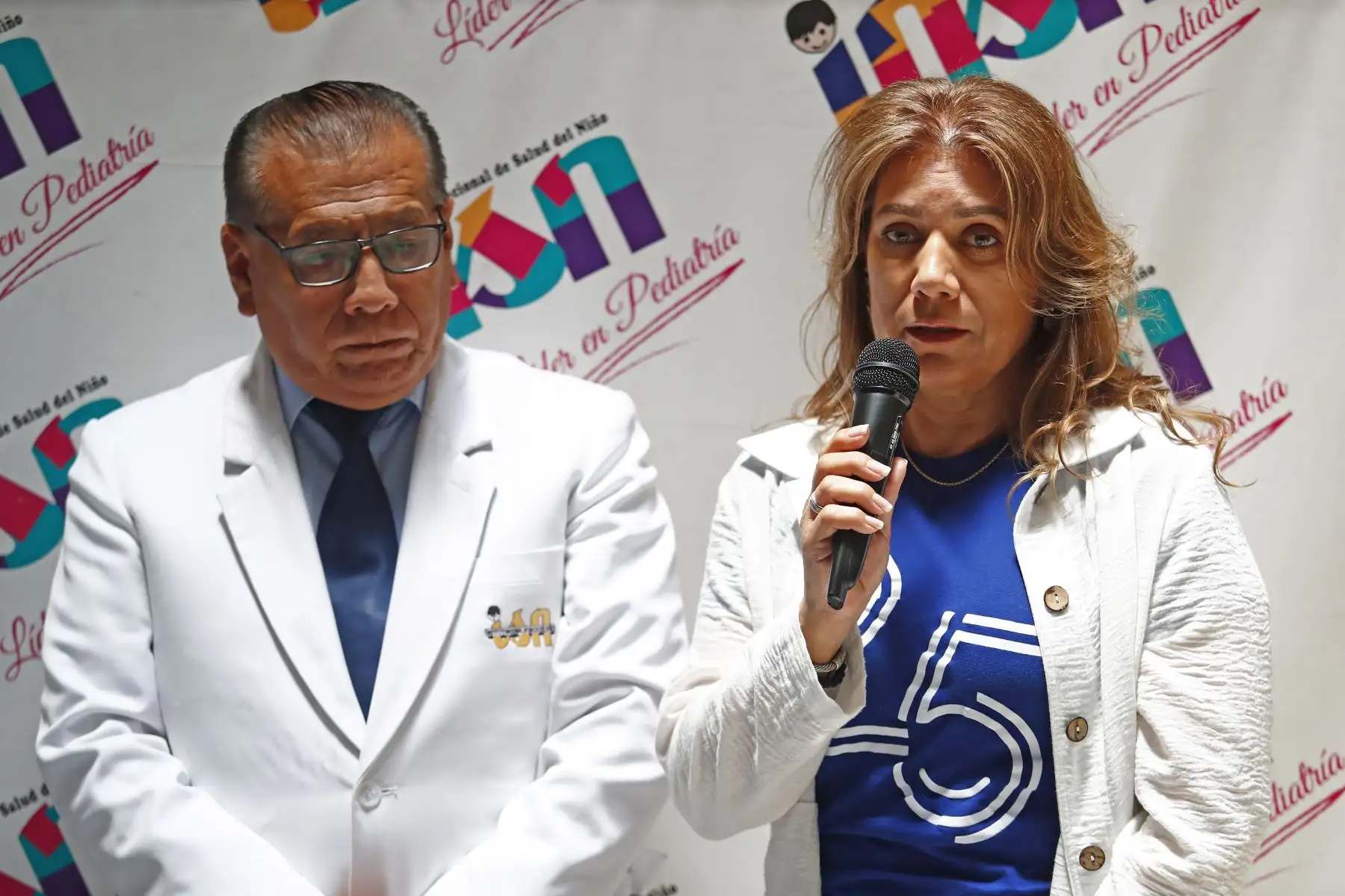 Dianne Erquiaga, directora senior del Programa de América del Sur de Smile Train, entregó al Instituto Nacional de Salud del Niño (INSN) de Breña, el moderno electrobisturí valorizado en más de S/80 mil, que fue donado al Servicio de Cirugía Plástica y Quemados. Foto: ANDINA/Daniel Bracamonte