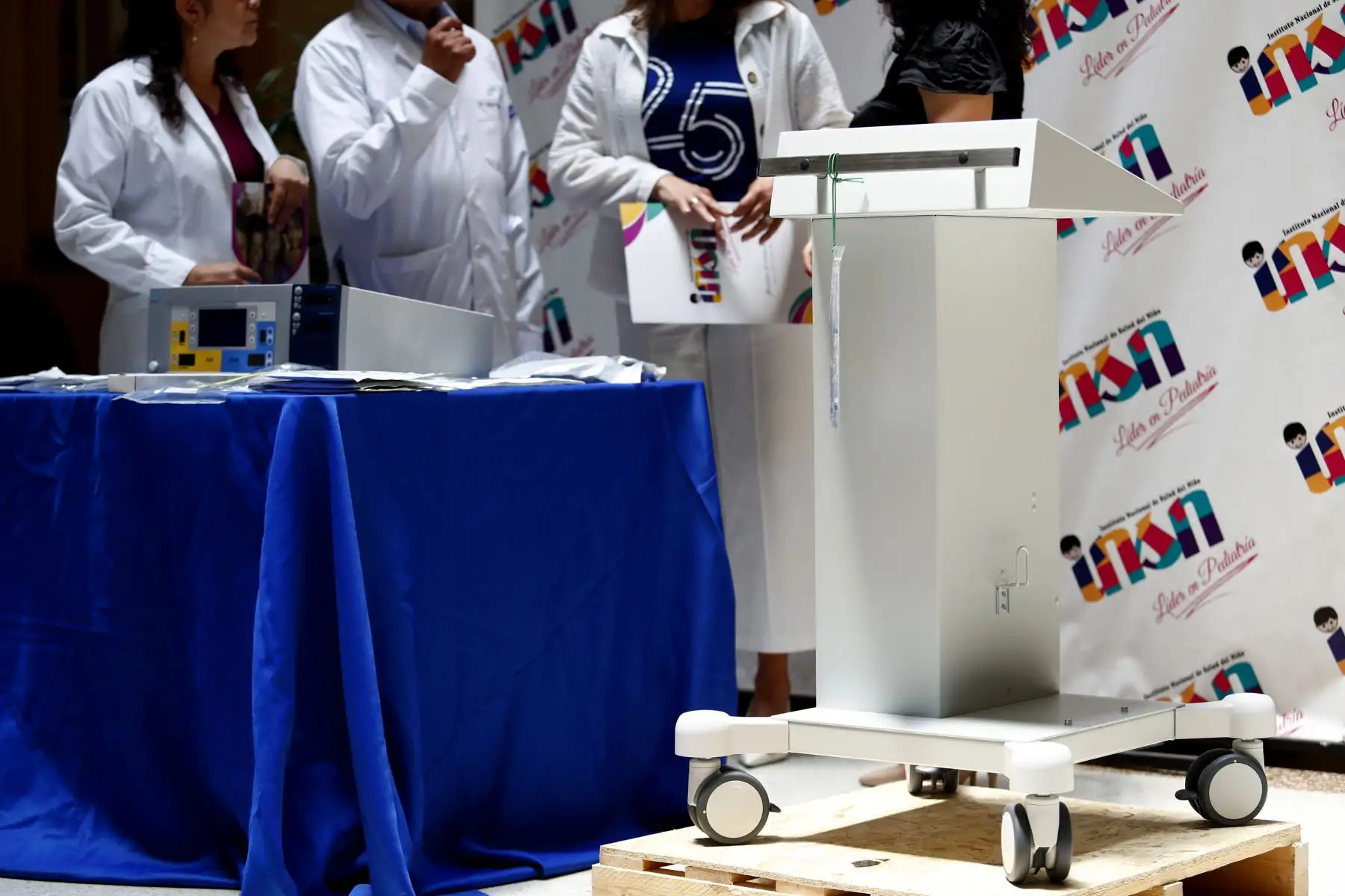 El Instituto Nacional de Salud del Niño (INSN) de Breña presentó a la opinión pública un moderno electrobisturí, valorizado en más de S/80 mil, que será utilizado en cirugías y procedimientos para cortar, coagular, fulgurar o desecar tejidos, el cual fue donado al Servicio de Cirugía Plástica y Quemados. Foto: ANDINA/Daniel Bracamonte