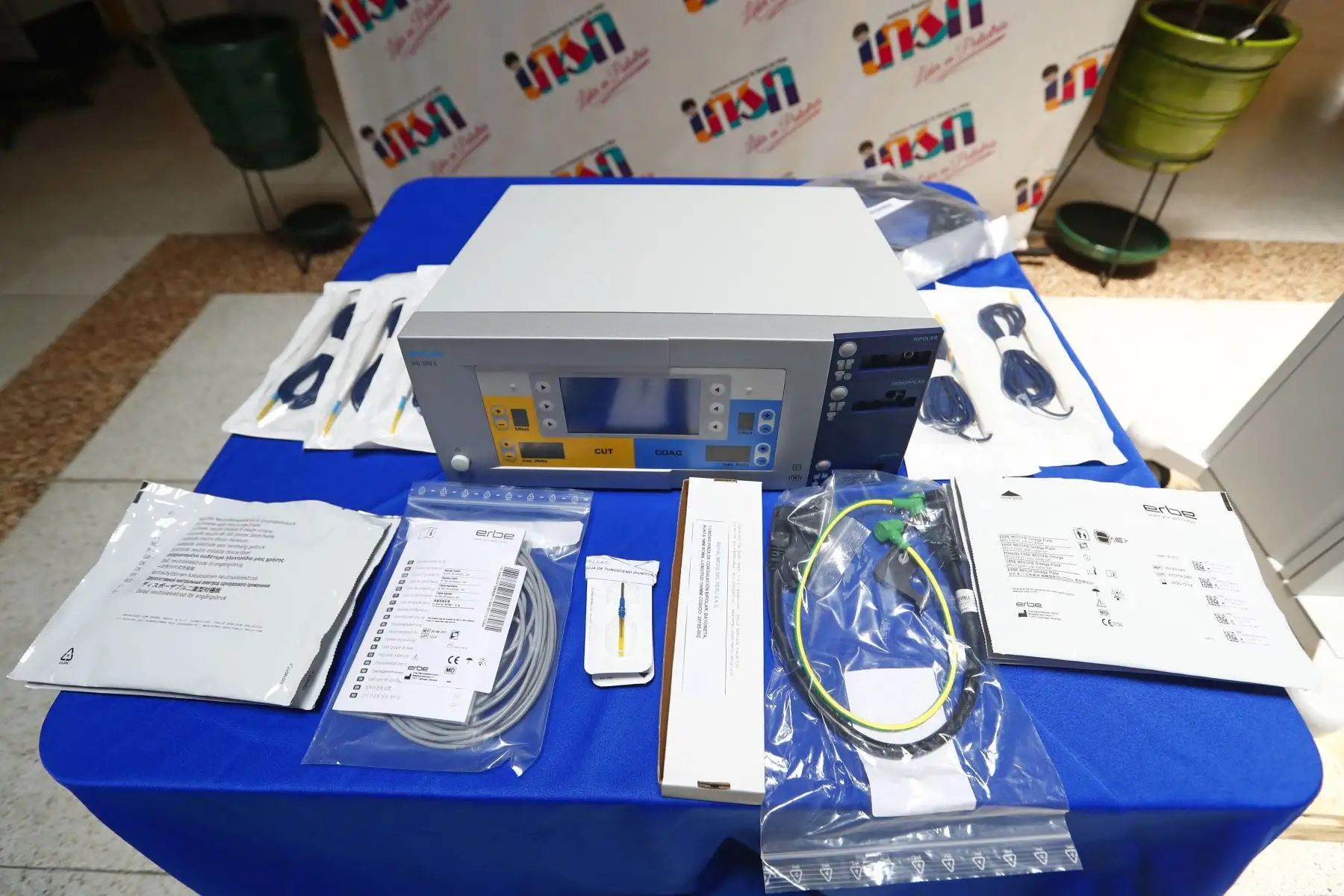 El Instituto Nacional de Salud del Niño (INSN) de Breña presentó a la opinión pública un moderno electrobisturí, valorizado en más de S/80 mil, que será utilizado en cirugías y procedimientos para cortar, coagular, fulgurar o desecar tejidos, el cual fue donado al Servicio de Cirugía Plástica y Quemados. Foto: ANDINA/Daniel Bracamonte