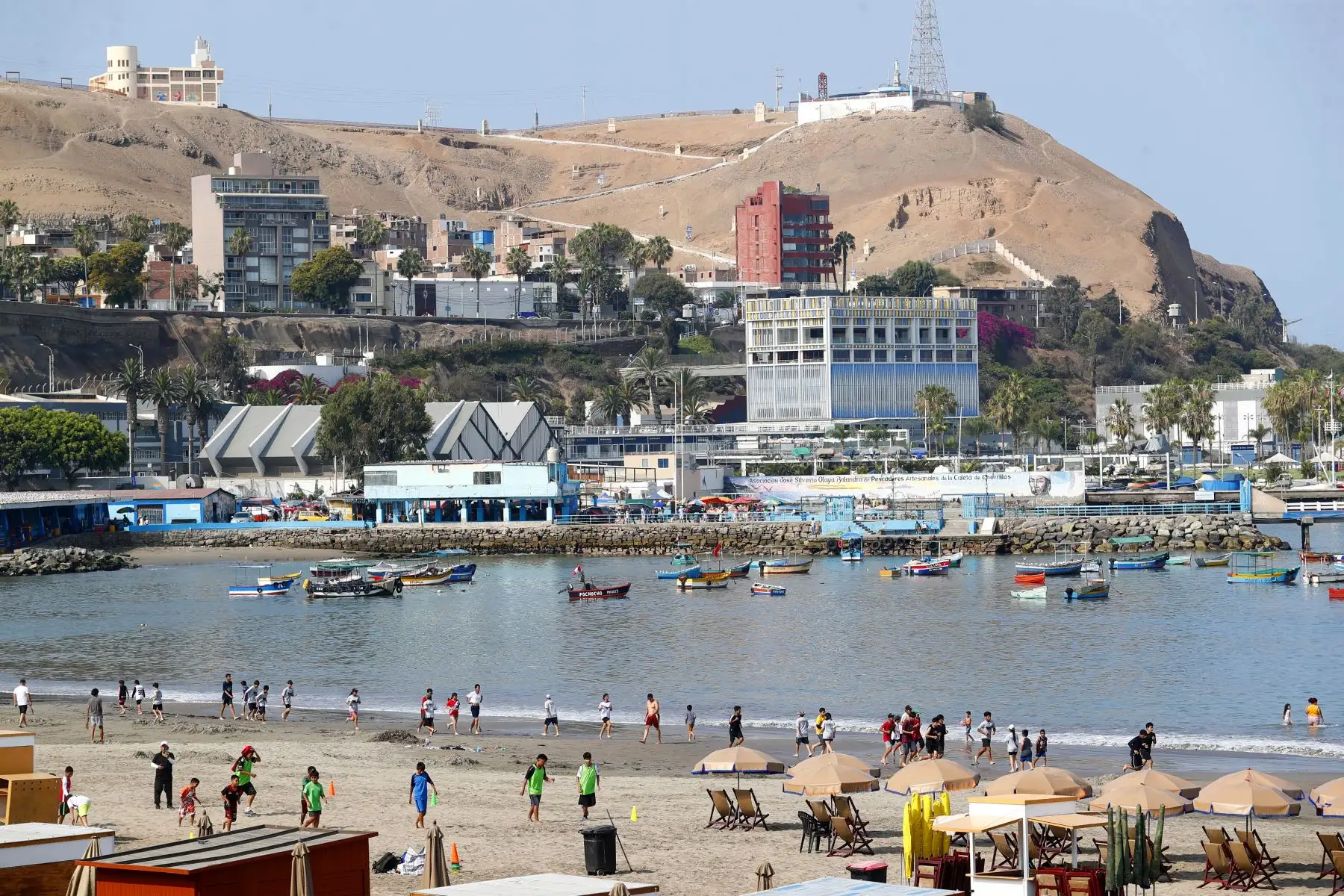 Desde la playa Agua Dulce en Chorrillos, se realizó el lanzamiento del Plan Verano Costa Verde 2025, a través del cual se dio a conocer las estrategias para el control del tránsito vehicular y peatonal en el circuito de playas correspondiente a los días sábados, domingos y feriados, desde el 1 de enero al 31 de marzo. Foto: ANDINA/Daniel Bracamonte