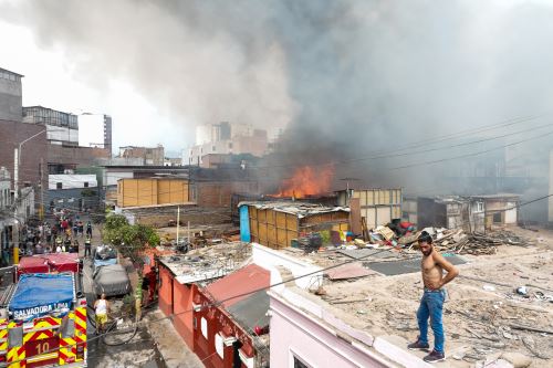 Incendio de grandes proporciones consumió una quinta y un almacén en Breña