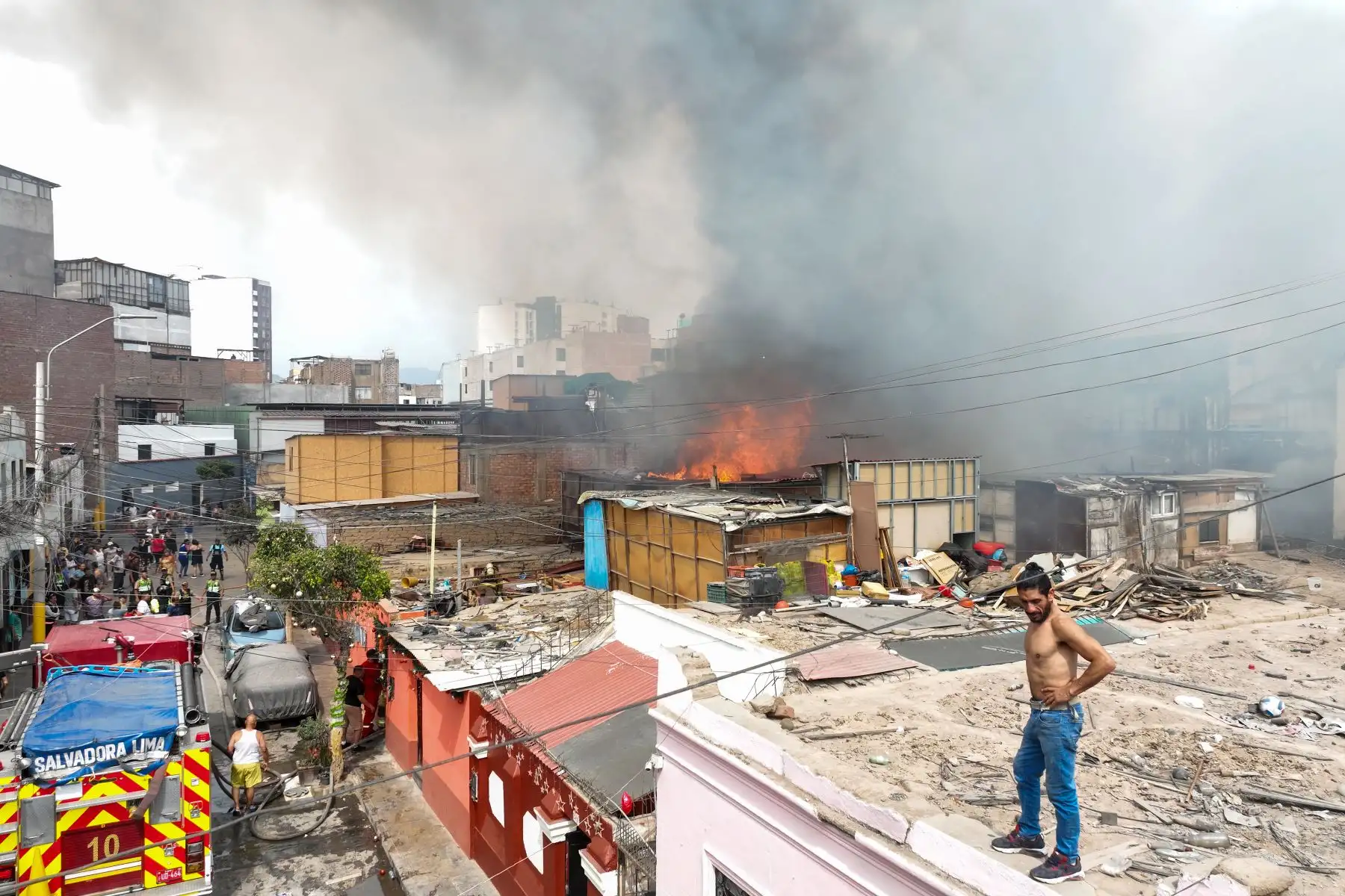 Voraz incendio en Breña consume almacén y quinta. Los bomberos tratan de apagar el fuego pese a los problemas de extracción de agua en la zona.

Foto: ANDINA/Juan Carlos Guzmán Negrini