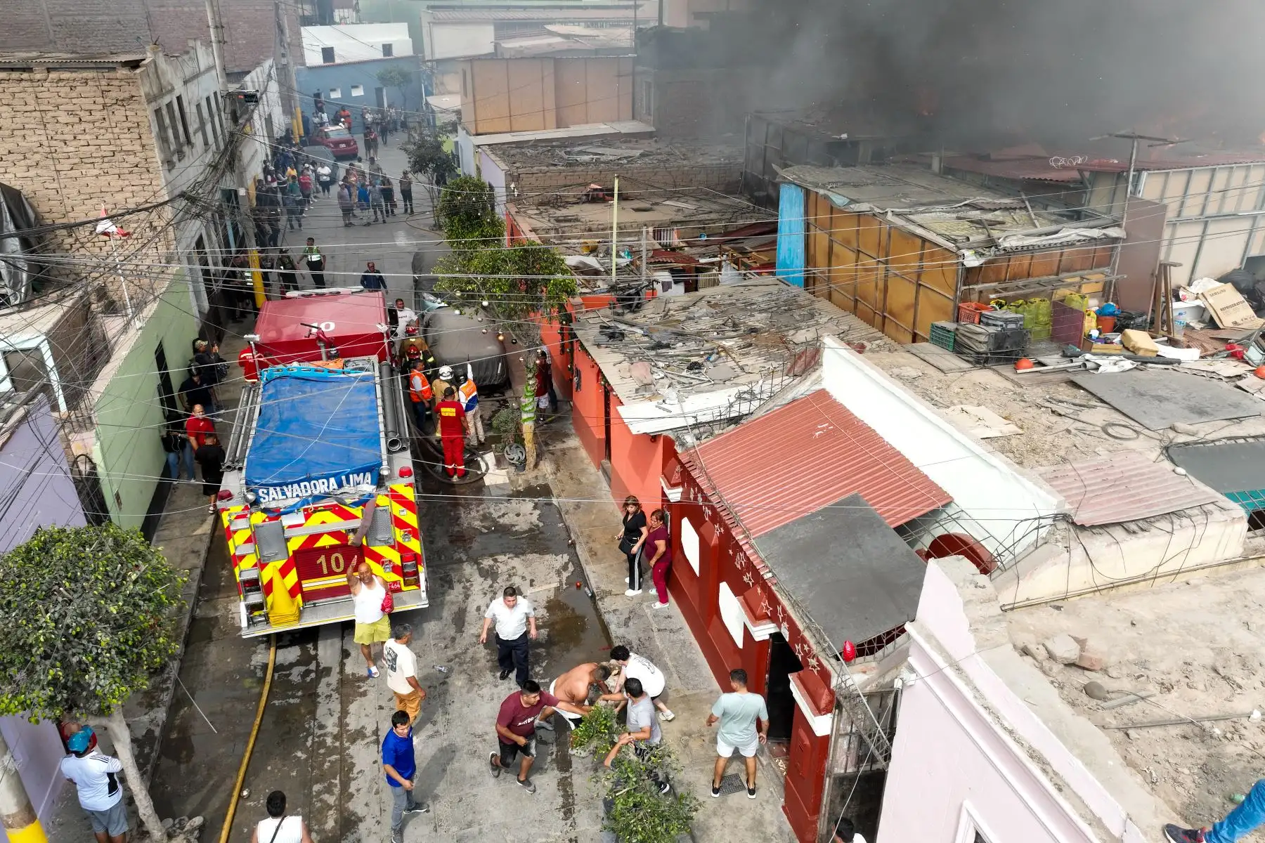 Voraz incendio en Breña consume almacén y quinta. Los bomberos tratan de apagar el fuego pese a los problemas de extracción de agua en la zona.

Foto: ANDINA/Juan Carlos Guzmán Negrini