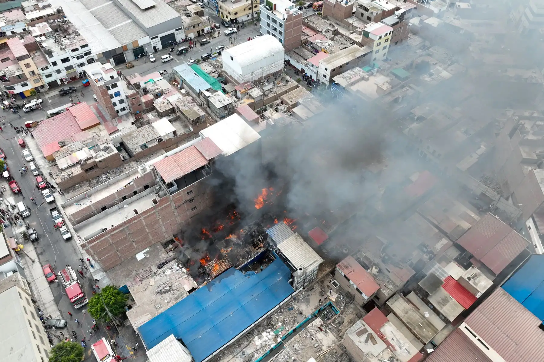 Voraz incendio en Breña consume almacén y quinta. Los bomberos tratan de apagar el fuego pese a los problemas de extracción de agua en la zona.

Foto: ANDINA/Juan Carlos Guzmán Negrini