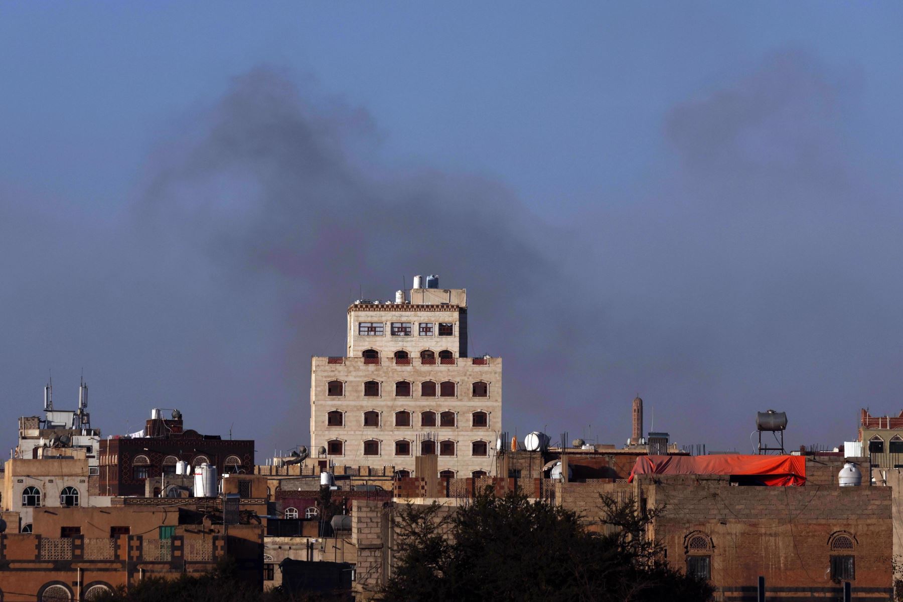 El humo se eleva desde el aeropuerto de Saná tras los ataques aéreos israelíes, en Saná, Yemen, el 26 de diciembre de 2024. Foto: EFE