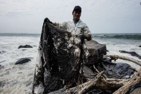 El alcalde provincial de Talara, Sigifredo Zárate, pidió a Petroperú una indemnización justa para los pescadores afectados por el desastre ambiental.