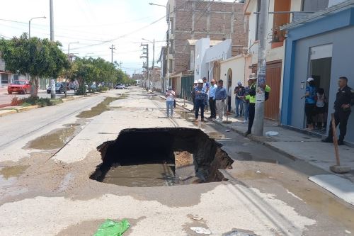 El enorme orificio ha generado gran malestar entre transportistas y transeúntes que transitan por esta zona del sector oeste de la ciudad de Chiclayo.