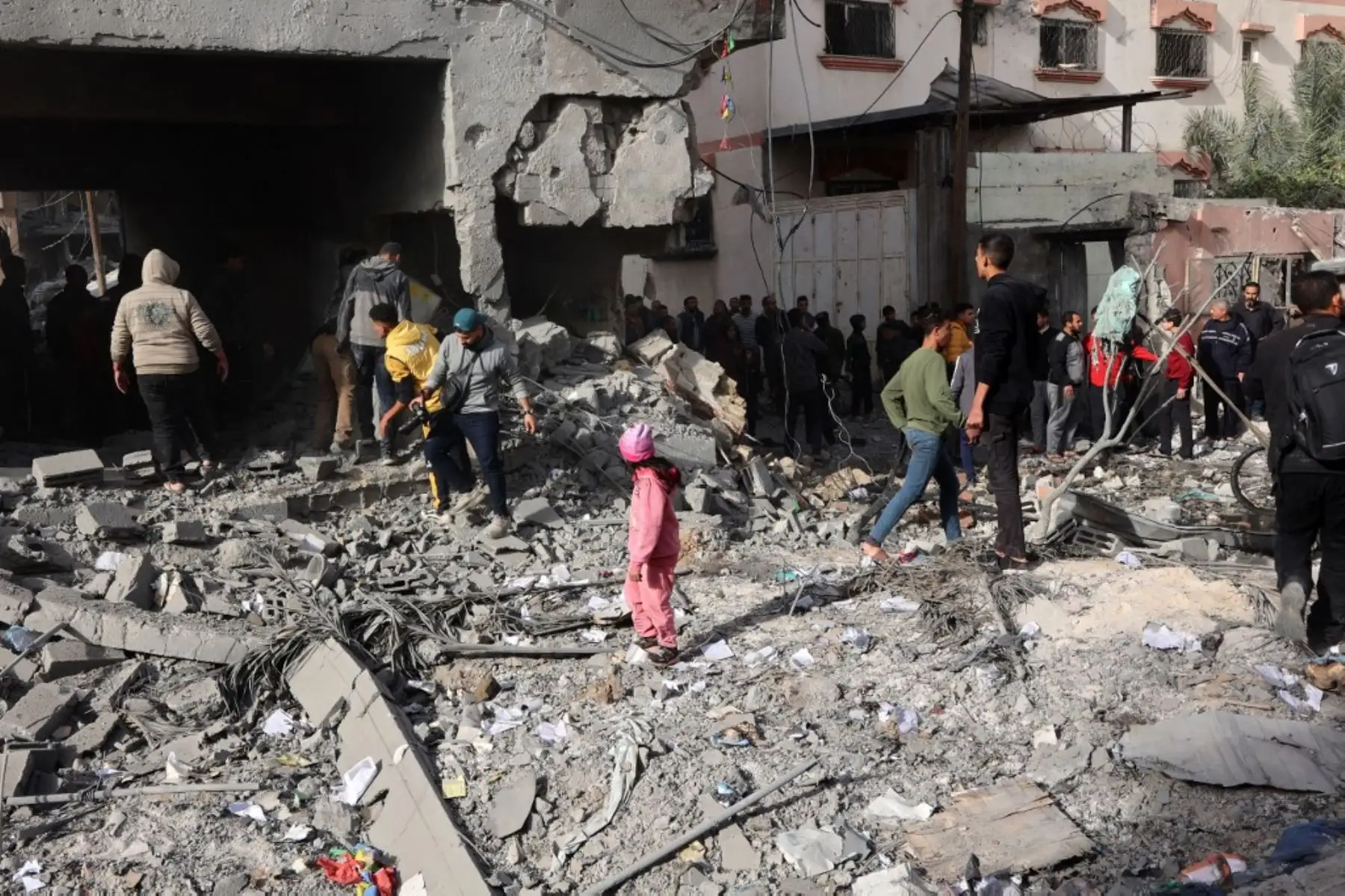 La Defensa Civil informó esta mañana de que unas cincuenta personas estaban atrapadas bajo los escombros por un ataque aéreo israelí contra una vivienda que albergaba desplazados en el barrio de Sheikh Radwan, en el norte de Ciudad de Gaza, de los que se habían rescatado los cuerpos de unos 13. Información de la Agencia EFE. Foto: AFP