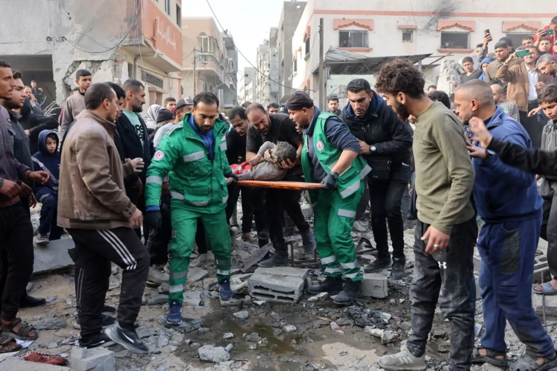 El Ejército israelí asaltó este viernes y prendió fuego al hospital Kamal Adwan de Beit Lahia, en el norte de la Franja, con el argumento de que allí se esconden células de Hamás, después de haberlo rodeado y ordenado su evacuación horas antes. Foto: AFP