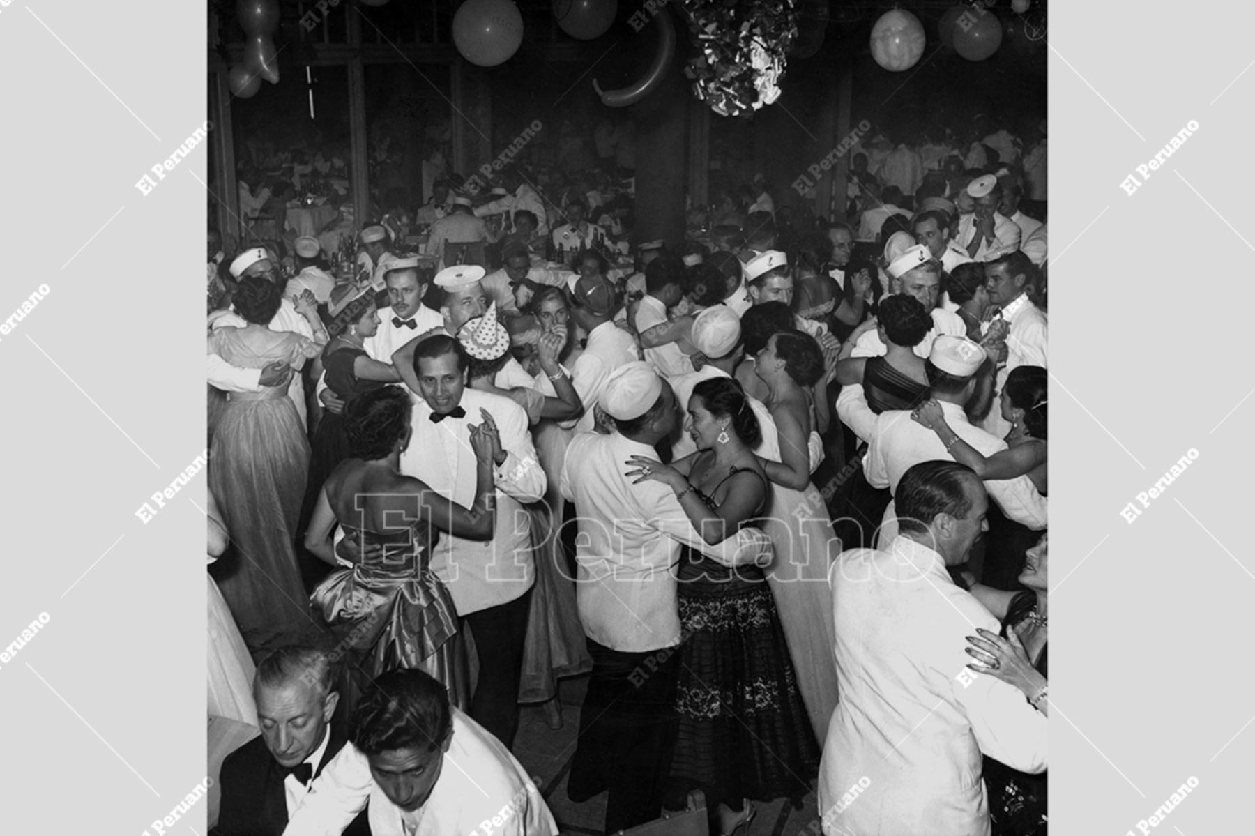 Lima - 1 enero 1954 / Un aspecto del animado baile que con motivo de la entrada del Año Nuevo 1954 se llevó cabo en el Club Regatas en Chorrillos. Foto: Archivo Histórico de El Peruano