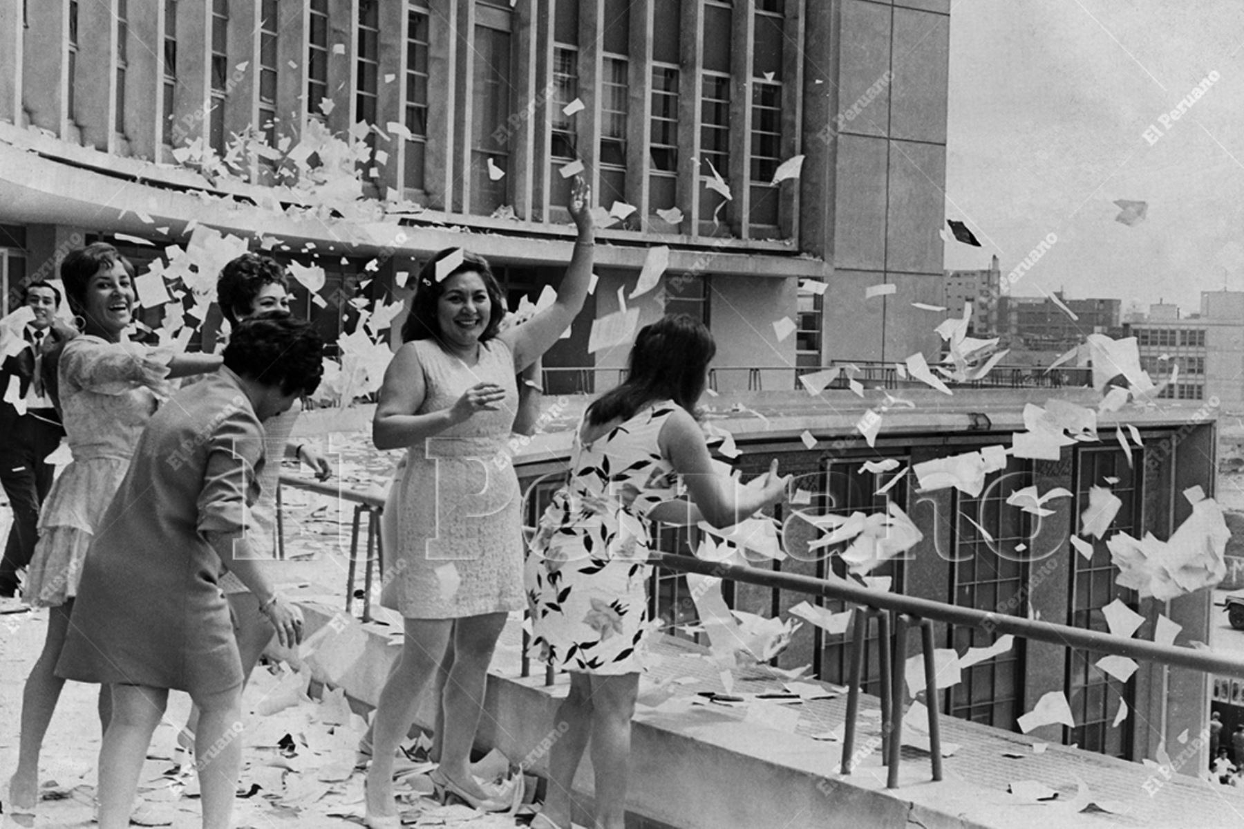 Lima - 31 diciembre 1970 / Empleados del Ministerio de Educación despiden el año 1970 con el tradicional arrojo de papeles y almanaques. Foto: Archivo Histórico de El Peruano