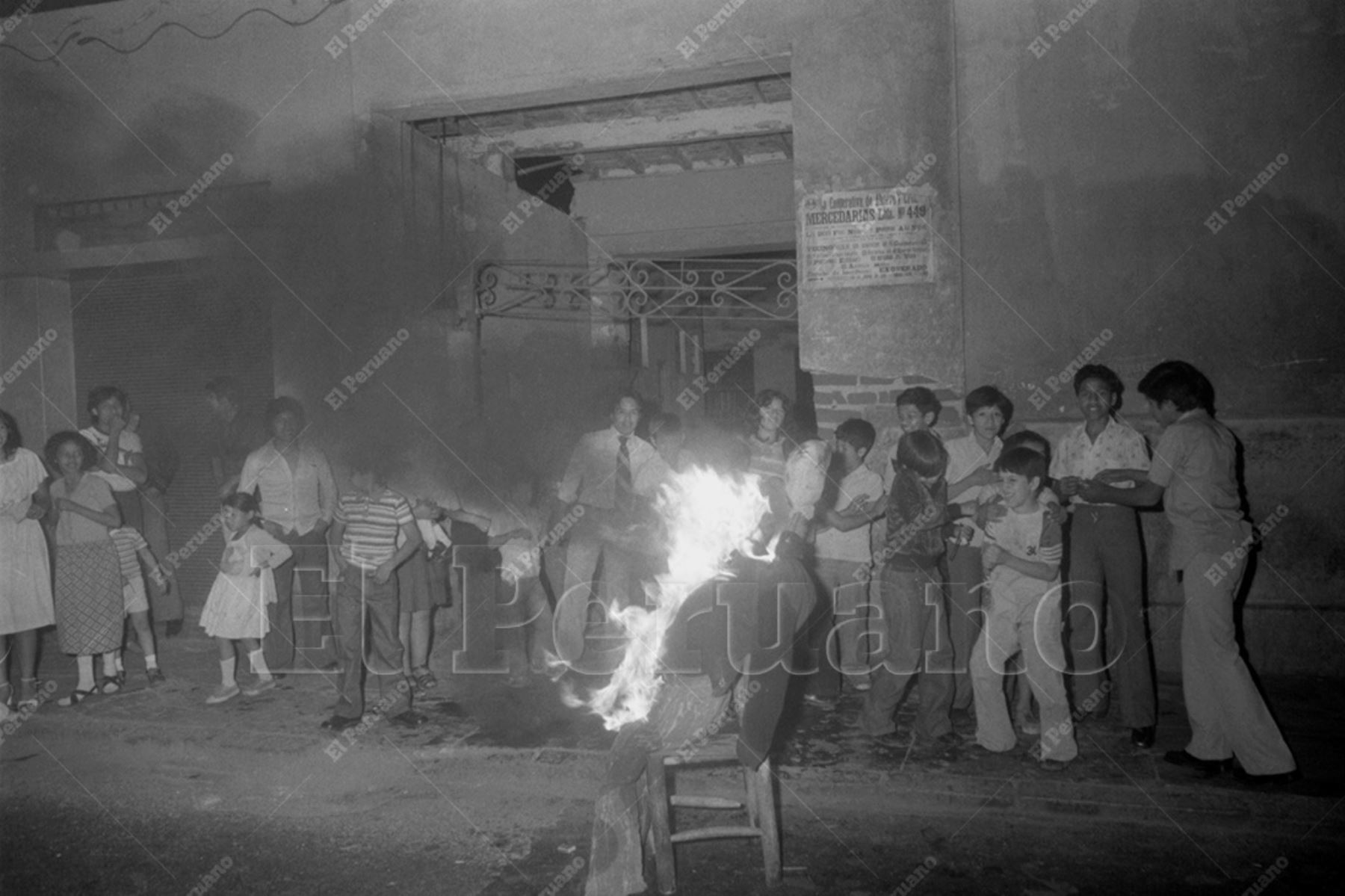 Lima - 1 enero 1980 / Preciso instante en el que  un grupo de niños y adolescentes encienden el tradicional muñeco  que simboliza el año viejo y  celebrar así el comienzo del Año Nuevo. Foto: Archivo Histórico de El Peruano / Leoncio Mariscal