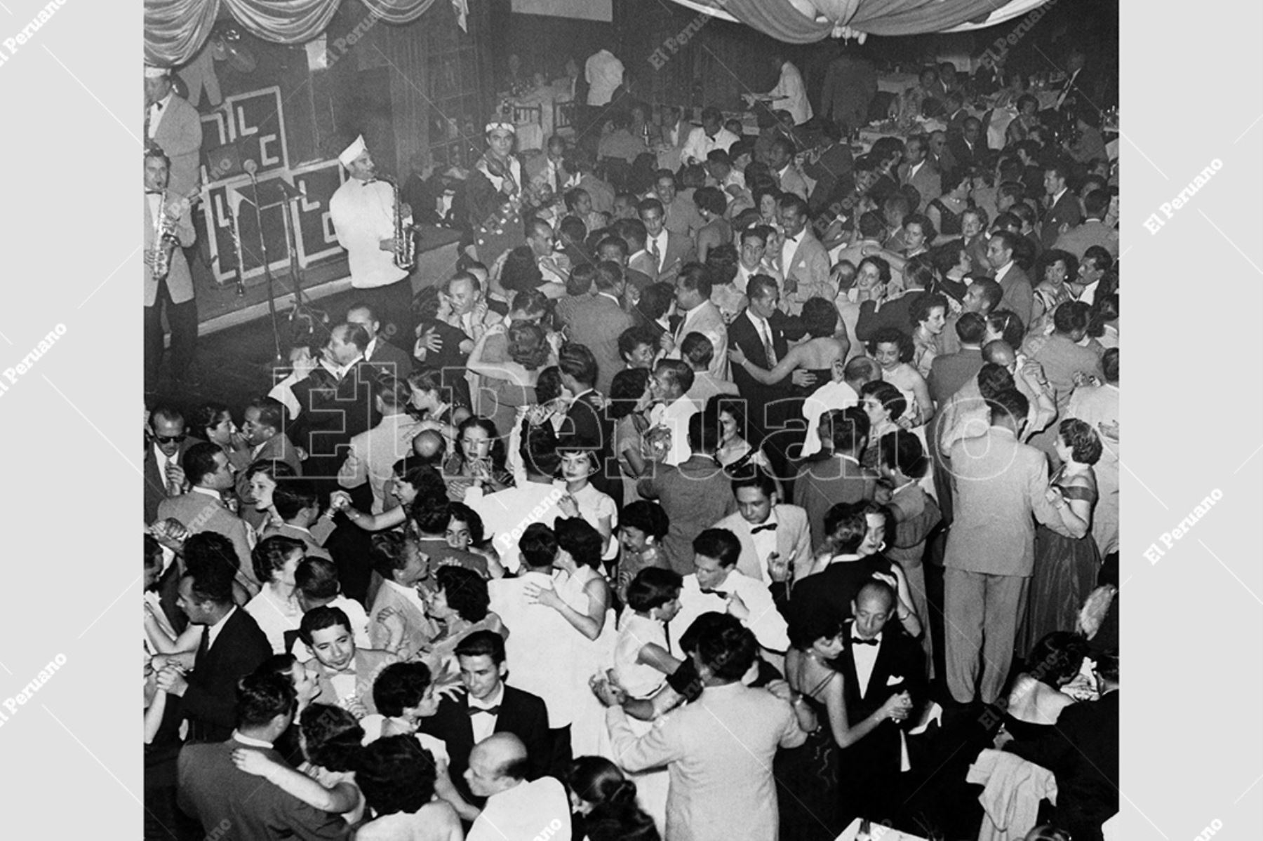 Lima- 1 enero 1954 / En un ambiente de algarabía los limeños recibieron el Año Nuevo en tradicionales clubes de la capital. Foto: Archivo Histórico de El Peruano