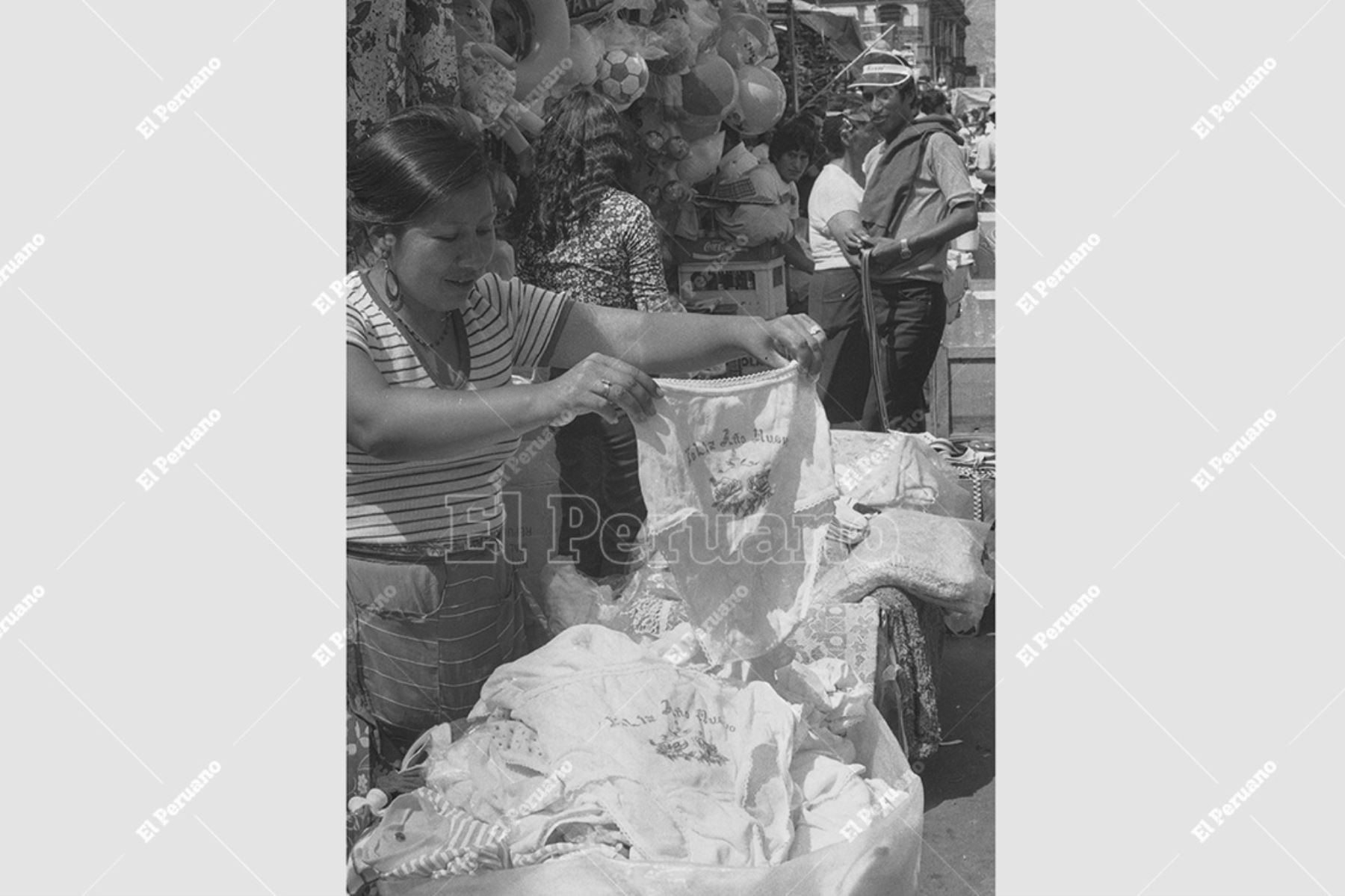 Lima - 28 diciembre 1982 / Limeñas compran de ropa interior de color amarillo con la esperanza de obtener buenos augurios en el Año Nuevo. Foto: Archivo Histórico de El Peruano / Rómulo Luján