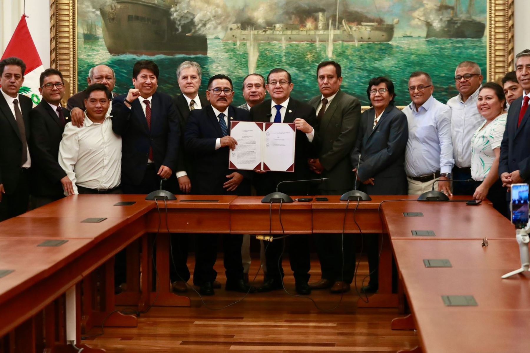 Presidente del Congreso, Eduardo Salhuana, promulga ley con escala remunerativa para servidores 21 proyectos especiales.