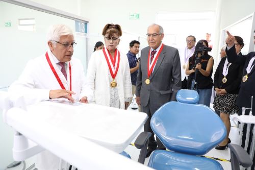 En el relanzamiento estuvo presente la doctora Cristina Asunción Alzamora Rivero, rectora de la UNFV, acompañada por los doctores Luis Andrés Ghezzi Hernández, decano del Colegio Odontológico del Perú; y el doctor José Ricardo Rojas Rueda, decano del Colegio Odontológico de Lima. Foto: Difusión