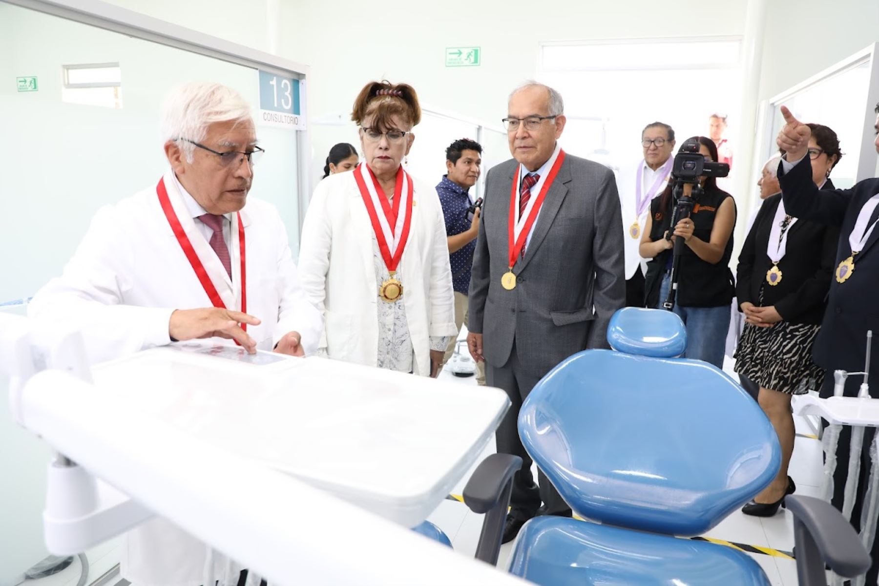 En el relanzamiento estuvo presente la doctora Cristina Asunción Alzamora Rivero, rectora de la UNFV, acompañada por los doctores Luis Andrés Ghezzi Hernández, decano del Colegio Odontológico del Perú; y el doctor José Ricardo Rojas Rueda, decano del Colegio Odontológico de Lima. Foto: Difusión