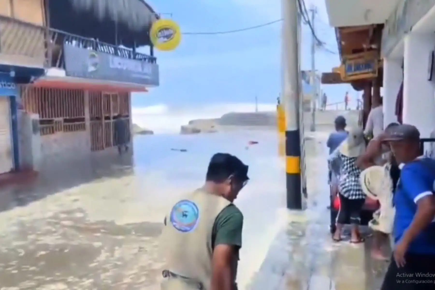 Las playas Cabo Blanco, Máncora y Cancas, en el norte del Perú, fueron afectadas este viernes por oleajes anómalos que arrastraron embarcaciones de pesca artesanal y sacudieron muelles y otras estructuras costeras. Foto: Difusión