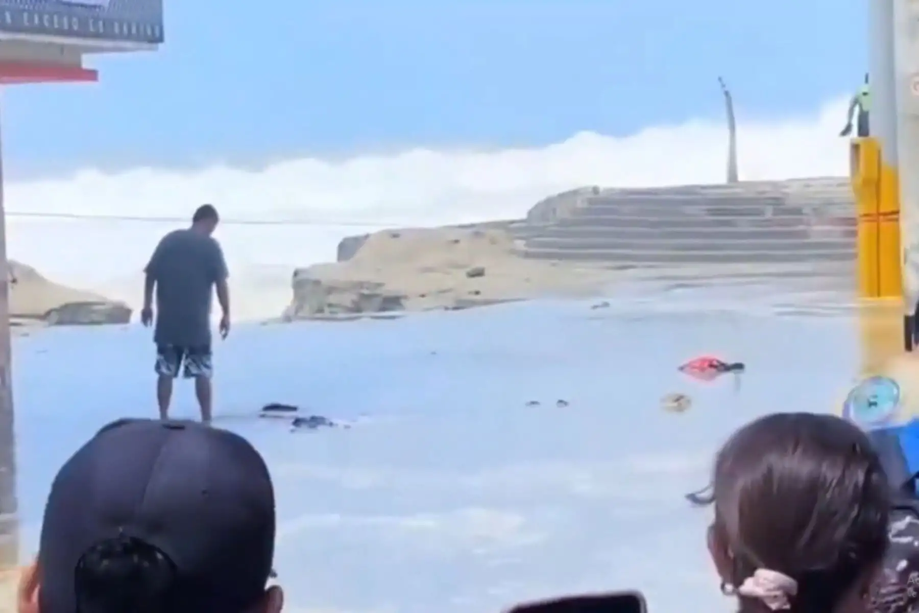 Las playas Cabo Blanco, Máncora y Cancas, en el norte del Perú, fueron afectadas este viernes por oleajes anómalos que arrastraron embarcaciones de pesca artesanal y sacudieron muelles y otras estructuras costeras. Foto: Difusión