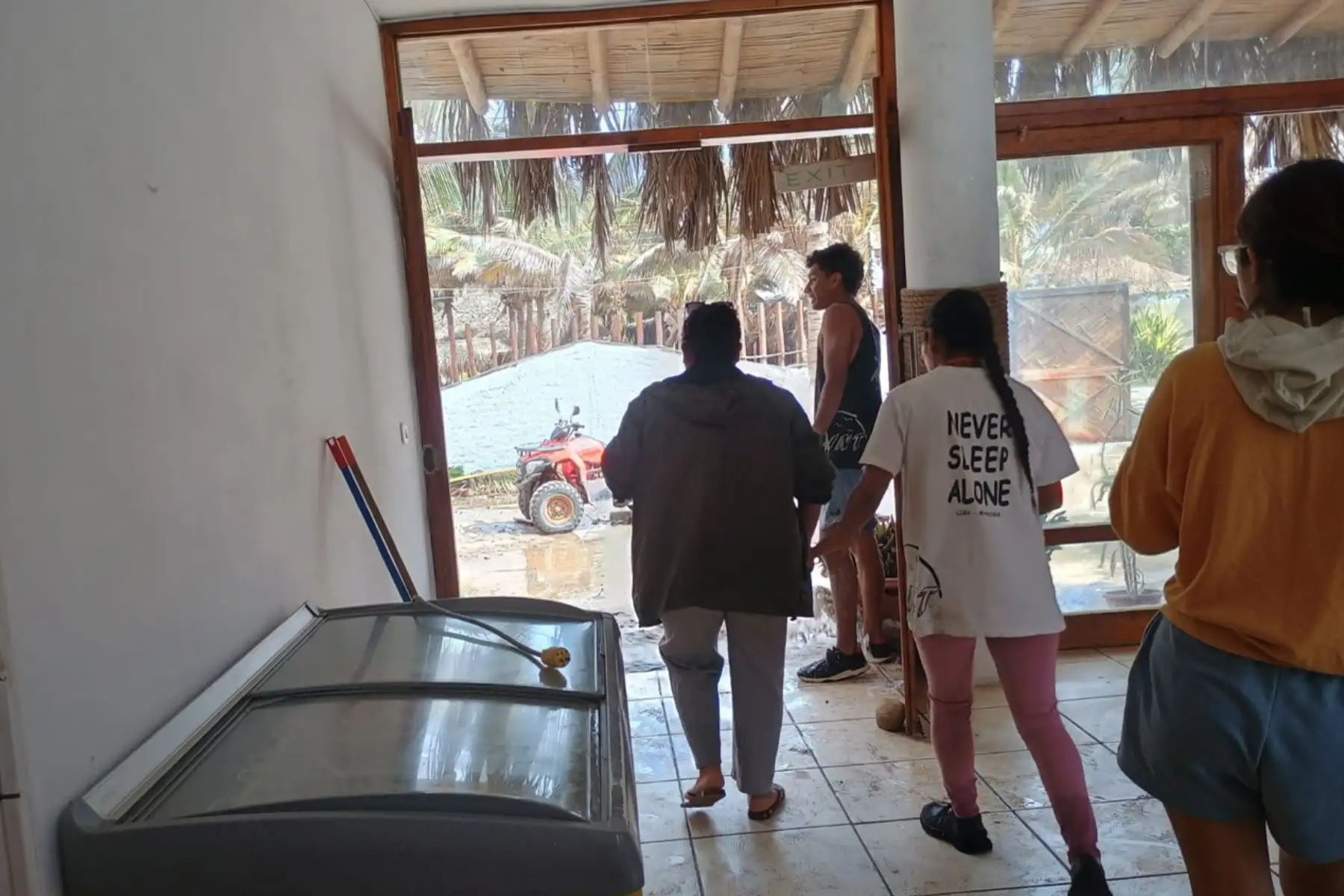 Las playas Cabo Blanco, Máncora y Cancas, en el norte del Perú, fueron afectadas este viernes por oleajes anómalos que arrastraron embarcaciones de pesca artesanal y sacudieron muelles y otras estructuras costeras. Foto: Difusión