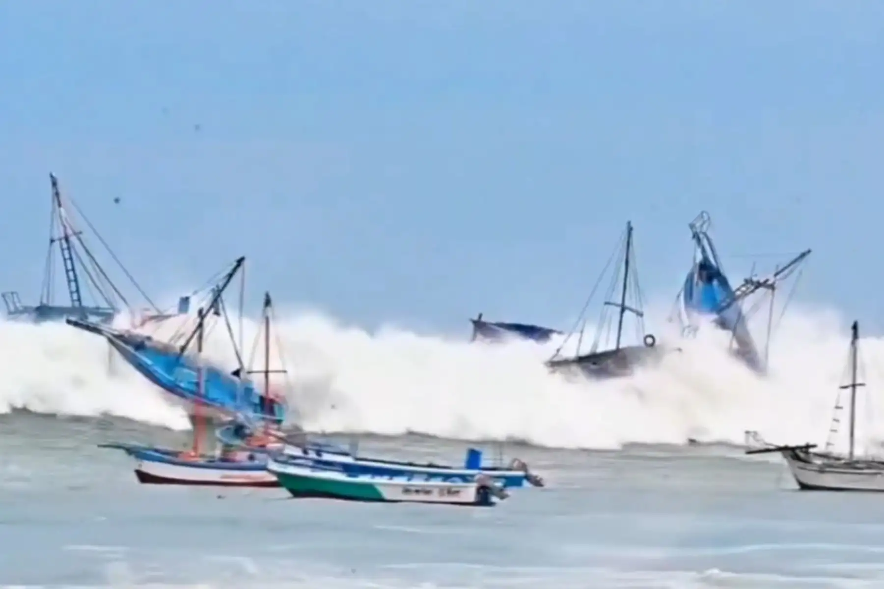 Las playas Cabo Blanco, Máncora y Cancas, en el norte del Perú, fueron afectadas este viernes por oleajes anómalos que arrastraron embarcaciones de pesca artesanal y sacudieron muelles y otras estructuras costeras. Foto: Difusión