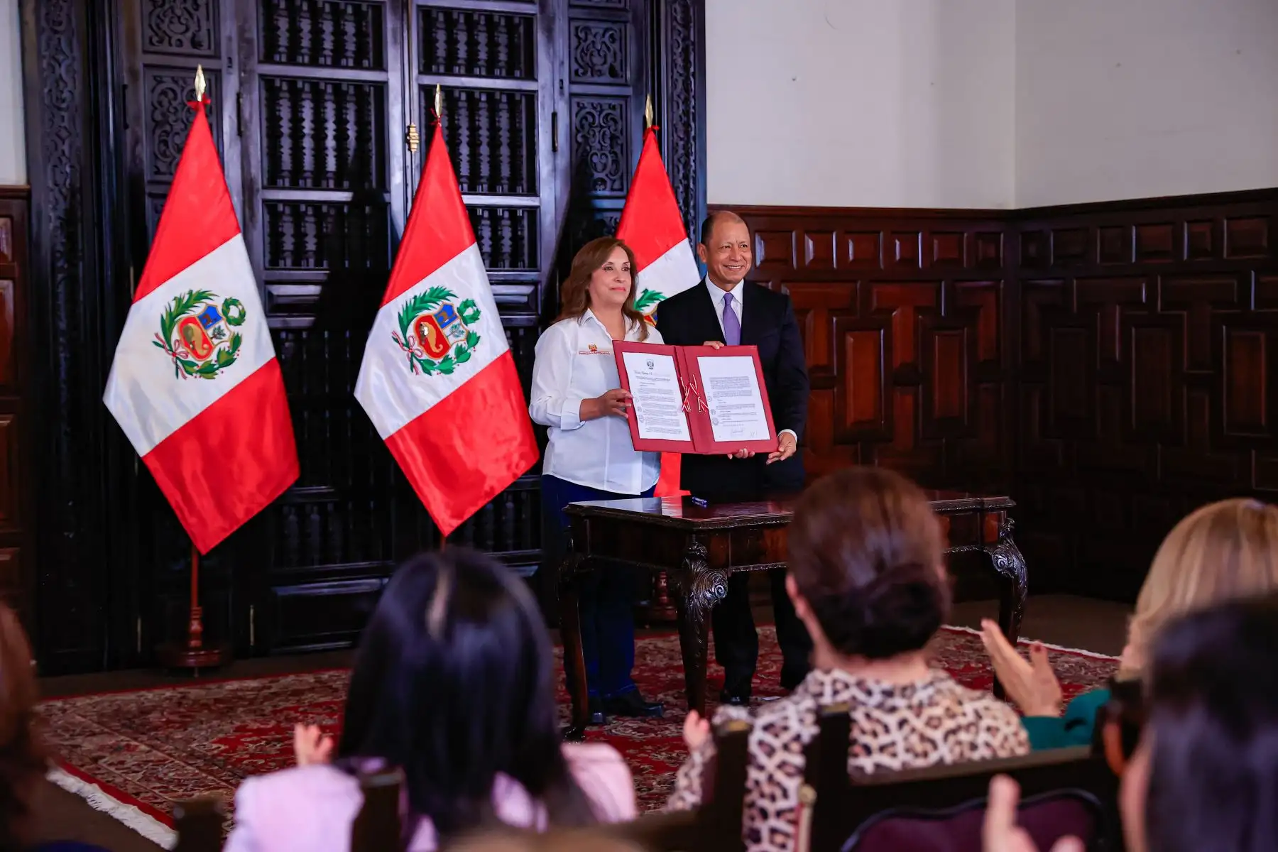 La Presidenta Dina Ercilia Boluarte Zegarra, suscribe decreto supremo sobre aumento de remuneración mínima vital. Foto: ANDINA/ Prensa Presidencia
