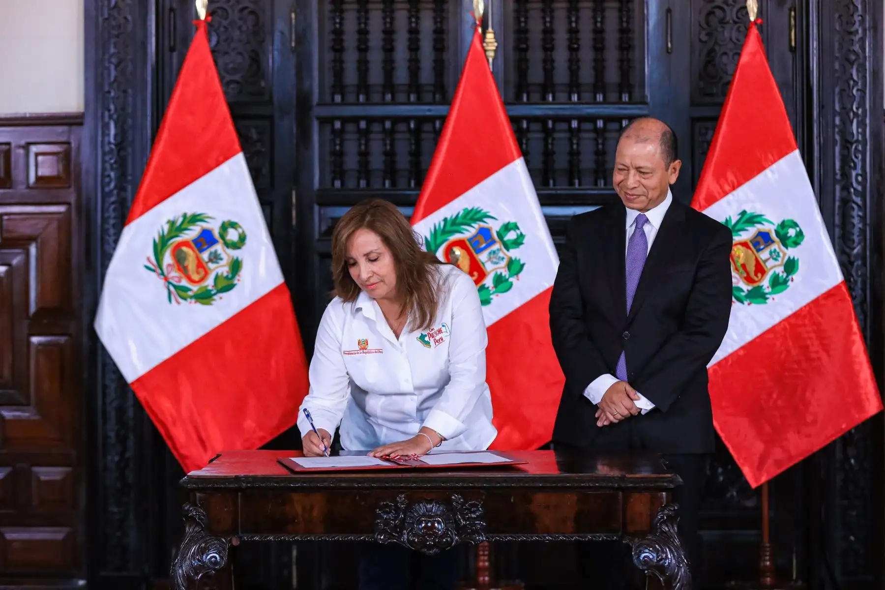 La Presidenta Dina Ercilia Boluarte Zegarra, suscribe decreto supremo sobre aumento de remuneración mínima vital. Foto: ANDINA/ Prensa Presidencia