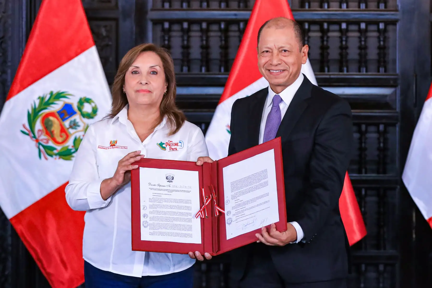La Presidenta Dina Ercilia Boluarte Zegarra, suscribe decreto supremo sobre aumento de remuneración mínima vital. Foto: ANDINA/ Prensa Presidencia