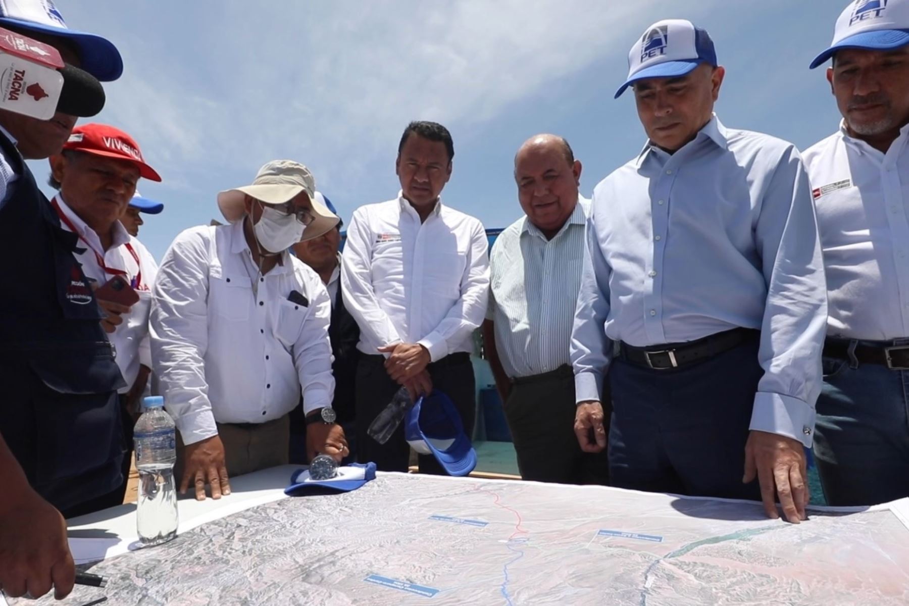 Los ministros de Vivienda y de Desarrollo Agrario, más el gobernador regional de Tacna, visitaron los terrenos del proyectos Los Cardos. Foto: MVCS/Difusión