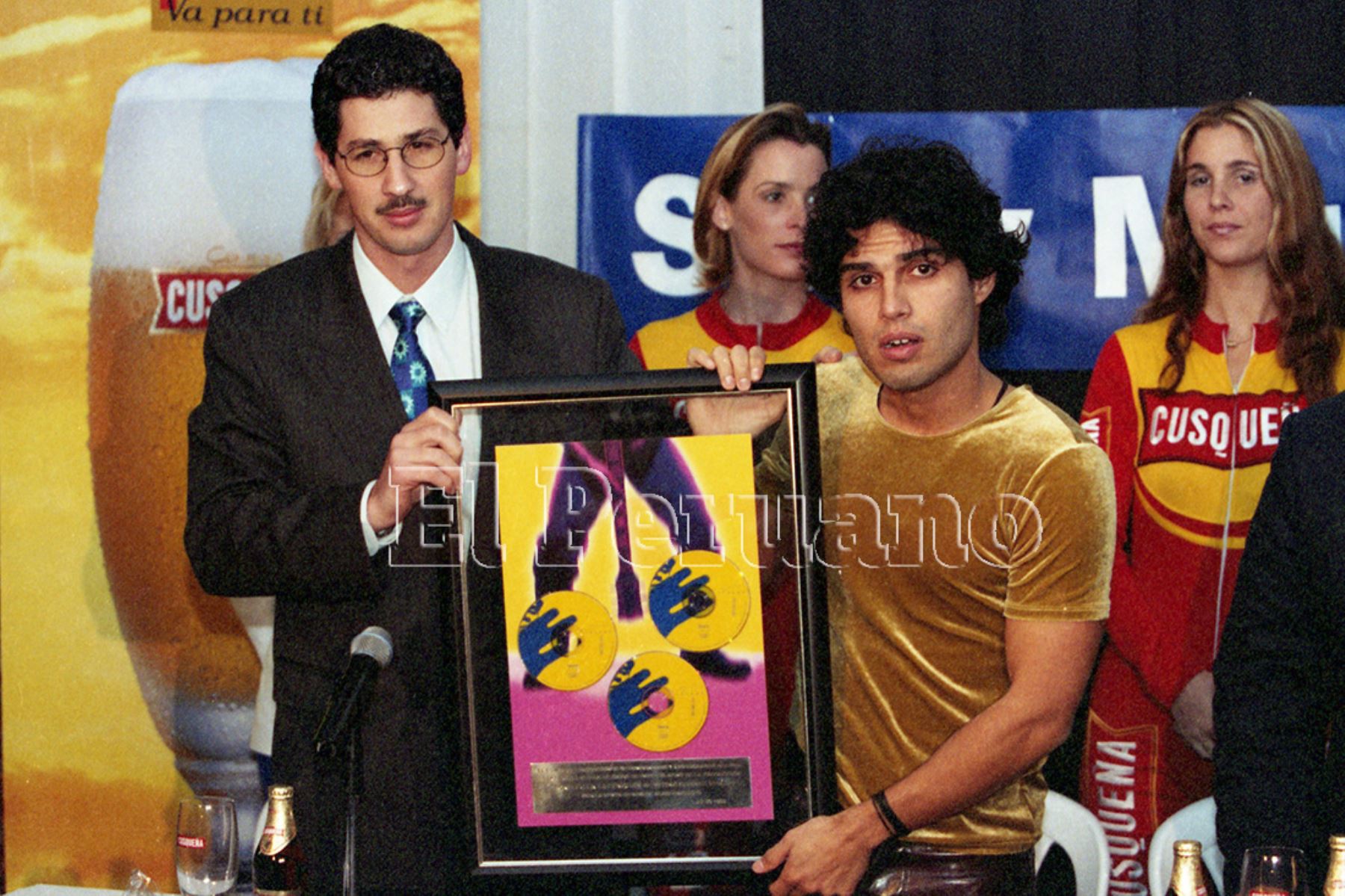 Lima - 21 julio 1999 / Cantante Pedro Suárez-Vértiz recibe triple disco de platino y presenta su nuevo disco Degeneración actual. Foto: Diario Oficial EL PERUANO / Ricardo Choy-Kifox