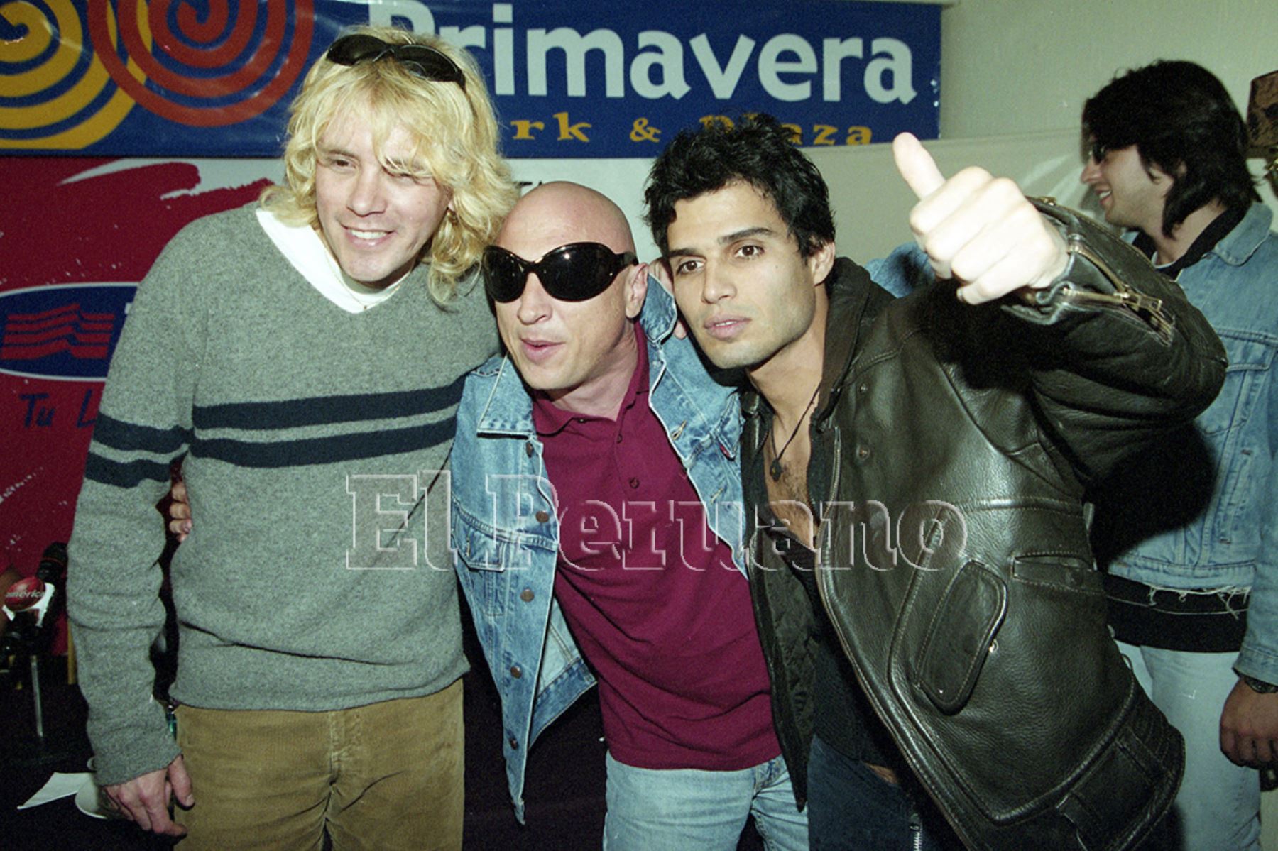 Lima - 4 octubre 2001 / Koki Bonilla, de Afrodisiaco, Guillermo Novellis, de La Mosca Tse Tse,  y Pedro Suárez Vértiz anuncian su participación en el Primer Festival del Sol en el Primera Park Plaza. Foto: Ricardo Choy-Kifox