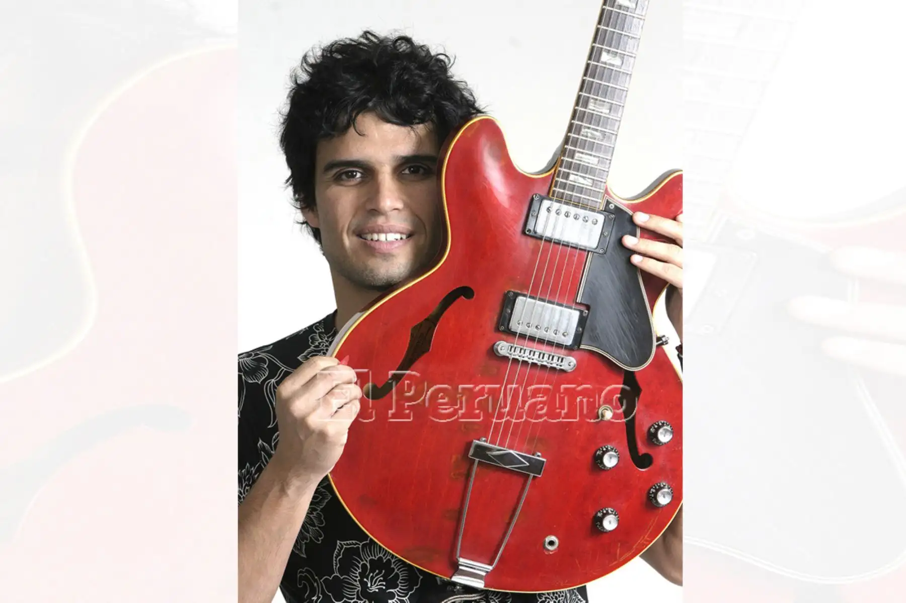Lima - 26 noviembre 2004 / Cantante rockero Pedro Suárez Vértiz en una sesión especial para El Peruano. Foto: Diario Oficial EL PERUANO / Pedro Cárdenas
