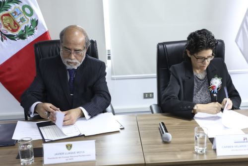 El presidente del Consejo Nacional Penitenciario (CNP), Javier Llaque Moya y la jefa del Reniec, Carmen Velarde Koechlin firman convenio para garantizar la identidad de internos. Foto: Difusión