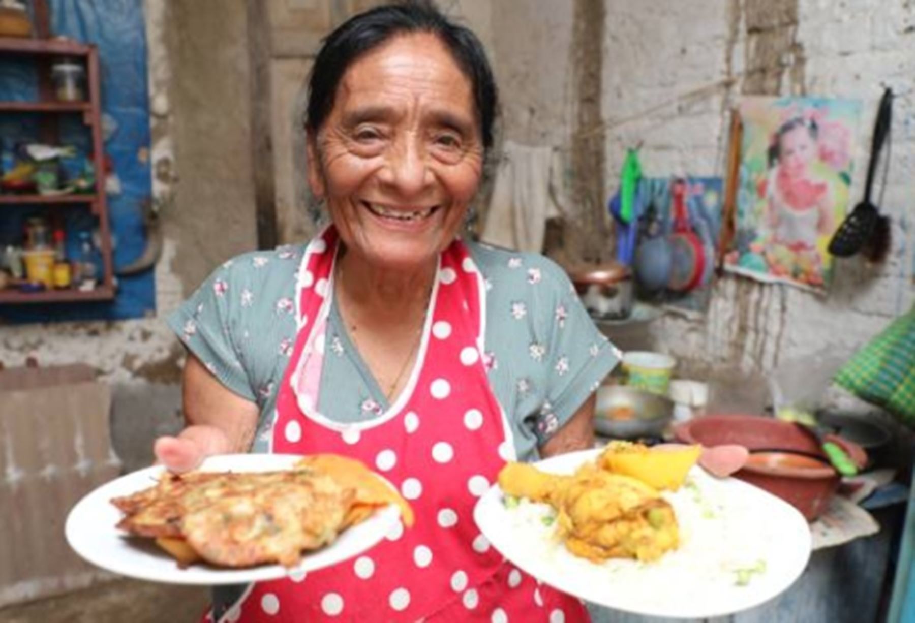 Georgina Huamanchumo Neciosup, usuaria del programa social Pensipon 65 en el tdistrito de Eten, provincia de Chiclayo, departamento de Lambayeque y maestra de la gastronomía típica lambayecana y el tejido artesanal de sombreros.