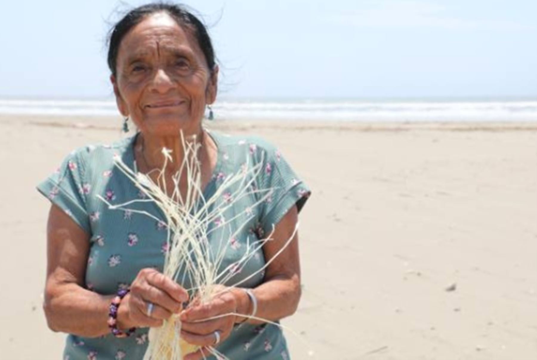 Georgina Huamanchumo Neciosup, usuaria del programa social Pensipon 65 en el tdistrito de Eten, provincia de Chiclayo, departamento de Lambayeque y maestra de la gastronomía típica lambayecana y el tejido artesanal de sombreros.