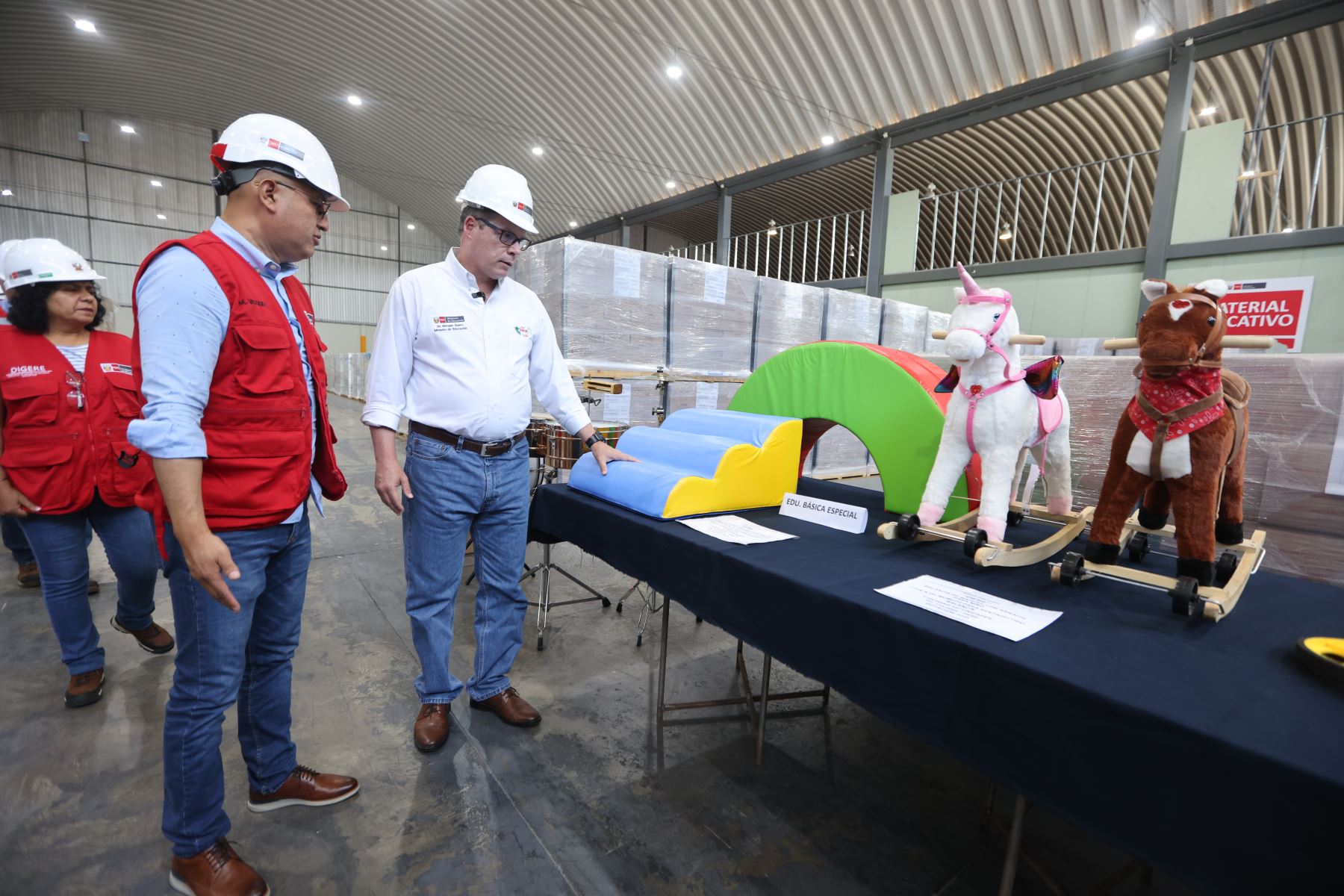 Ministro de Educación, Morgan Quero, durante una visita de inspección a un almacén del Minedu en el Cercado de Lima. Foto: Difusión