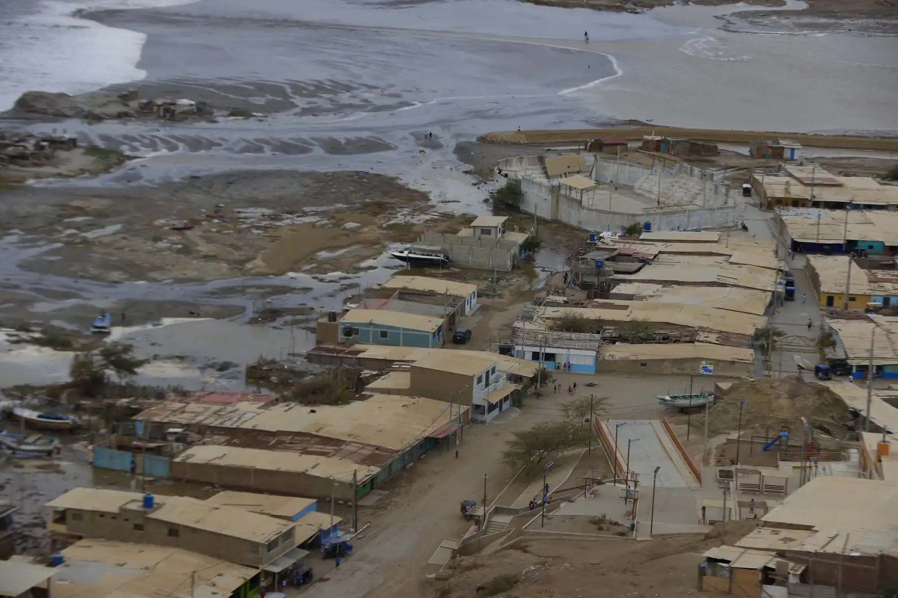 El ministro de Defensa, Walter Astudillo Chávez, lideró  una serie de acciones en las regiones Tumbes y Piura  para evaluar los daños ocasionados  por el oleaje anómalo registrado en la costa norte del país el viernes 27 de diciembre y coordinar la atención a los afectados. 
Foto: Mindef