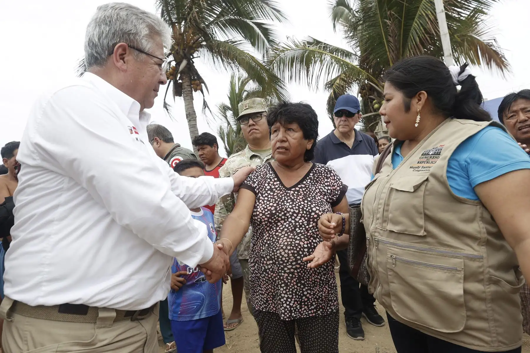 El ministro de Defensa, Walter Astudillo Chávez, lideró  una serie de acciones en las regiones Tumbes y Piura  para evaluar los daños ocasionados  por el oleaje anómalo registrado en la costa norte del país el viernes 27 de diciembre y coordinar la atención a los afectados. 
Foto: Mindef