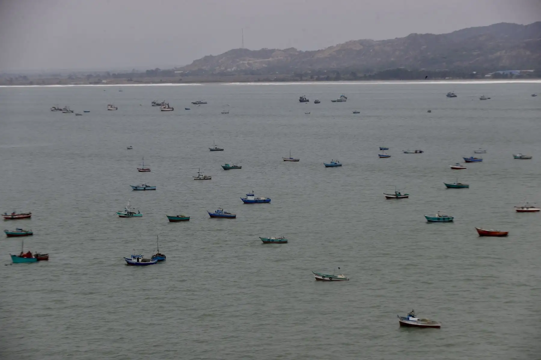 El ministro de Defensa, Walter Astudillo Chávez, lideró  una serie de acciones en las regiones Tumbes y Piura  para evaluar los daños ocasionados  por el oleaje anómalo registrado en la costa norte del país el viernes 27 de diciembre y coordinar la atención a los afectados. 
Foto: Mindef