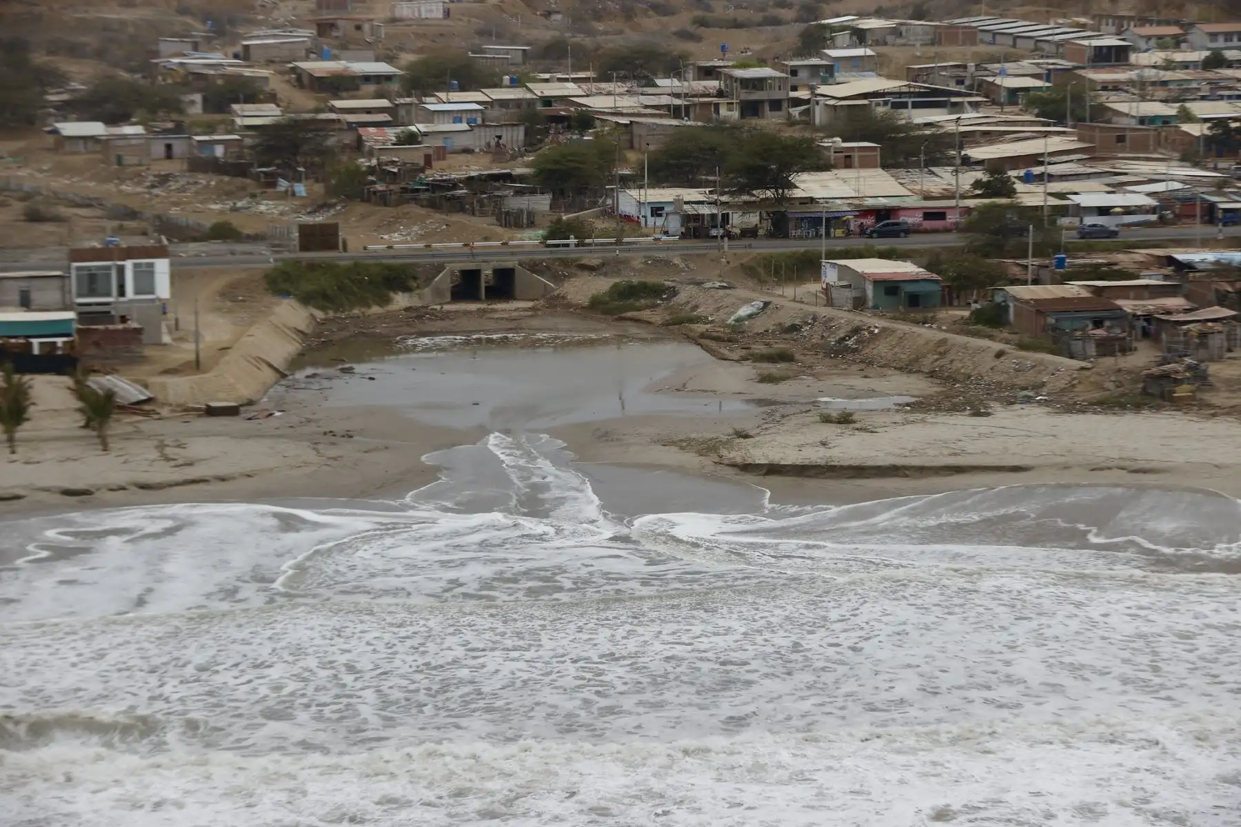 El ministro de Defensa, Walter Astudillo Chávez, lideró  una serie de acciones en las regiones Tumbes y Piura  para evaluar los daños ocasionados  por el oleaje anómalo registrado en la costa norte del país el viernes 27 de diciembre y coordinar la atención a los afectados. 
Foto: Mindef