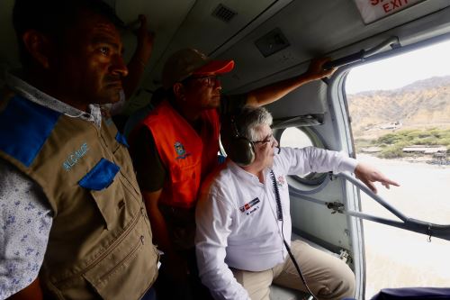 Ministro de Defensa inspecciona zonas de Piura y Tumbes ante oleajes anómalos