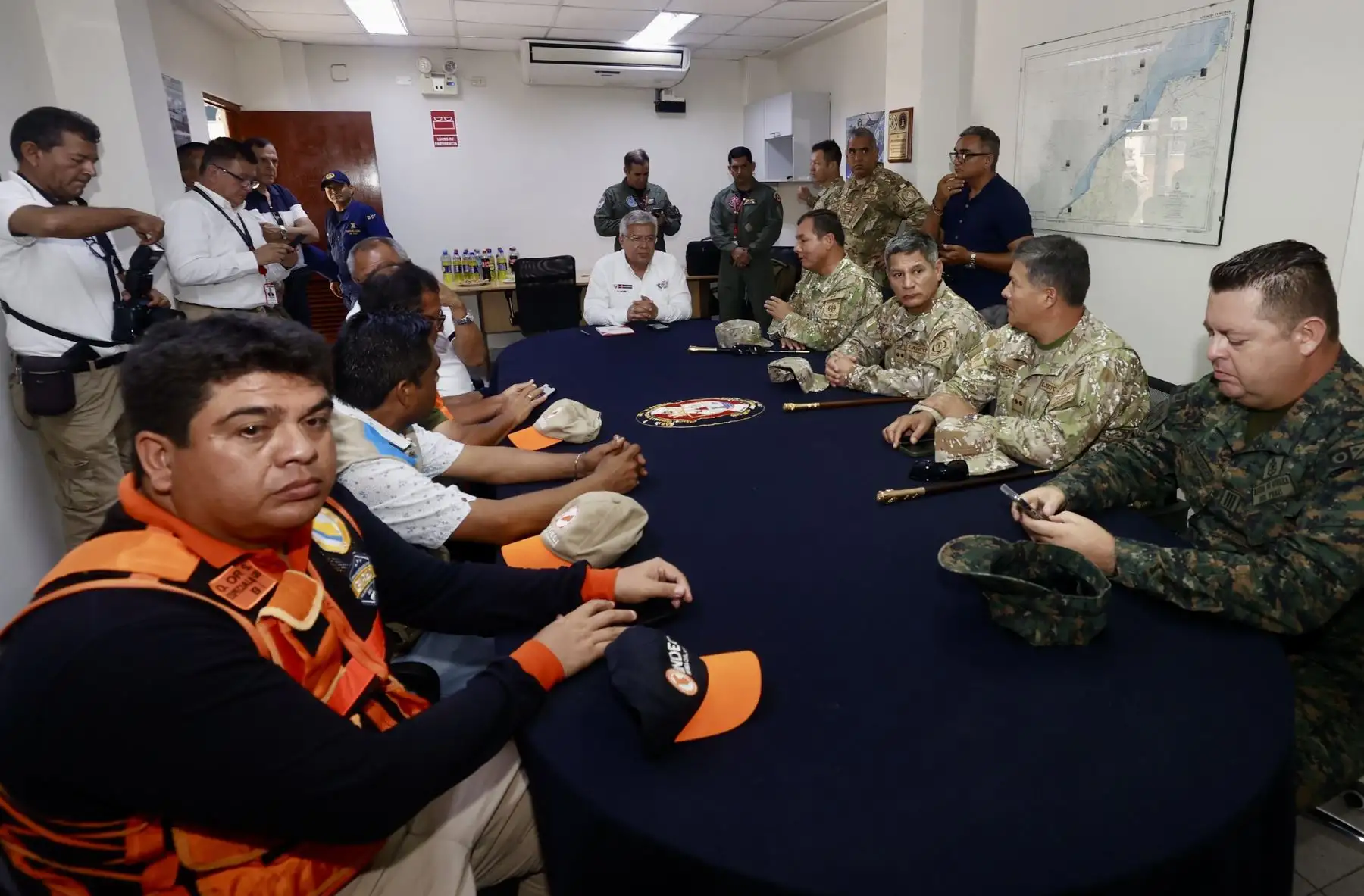 El ministro de Defensa, Walter Astudillo Chávez, lideró  una serie de acciones en las regiones Tumbes y Piura  para evaluar los daños ocasionados  por el oleaje anómalo registrado en la costa norte del país el viernes 27 de diciembre y coordinar la atención a los afectados. 
Foto: Mindef