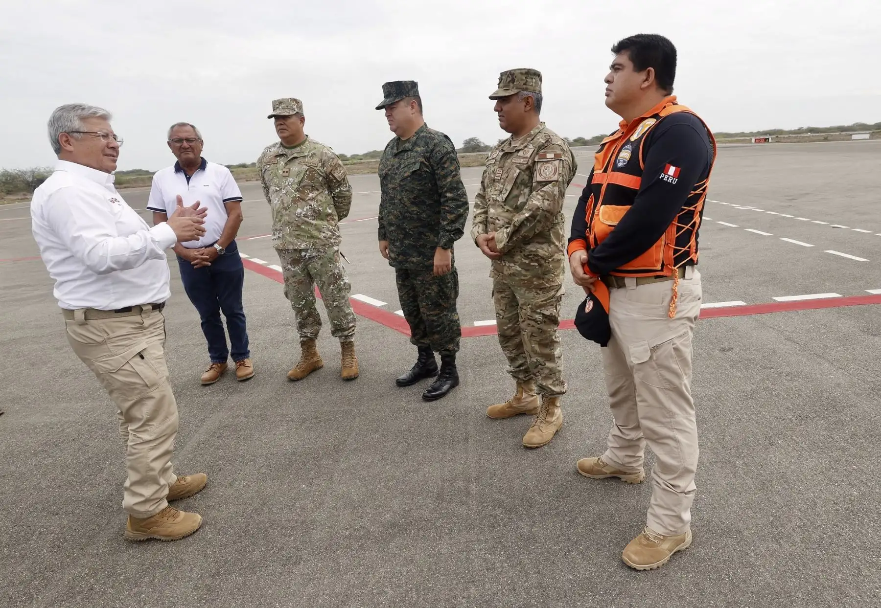 El ministro de Defensa, Walter Astudillo Chávez, lideró  una serie de acciones en las regiones Tumbes y Piura  para evaluar los daños ocasionados  por el oleaje anómalo registrado en la costa norte del país el viernes 27 de diciembre y coordinar la atención a los afectados. 
Foto: Mindef